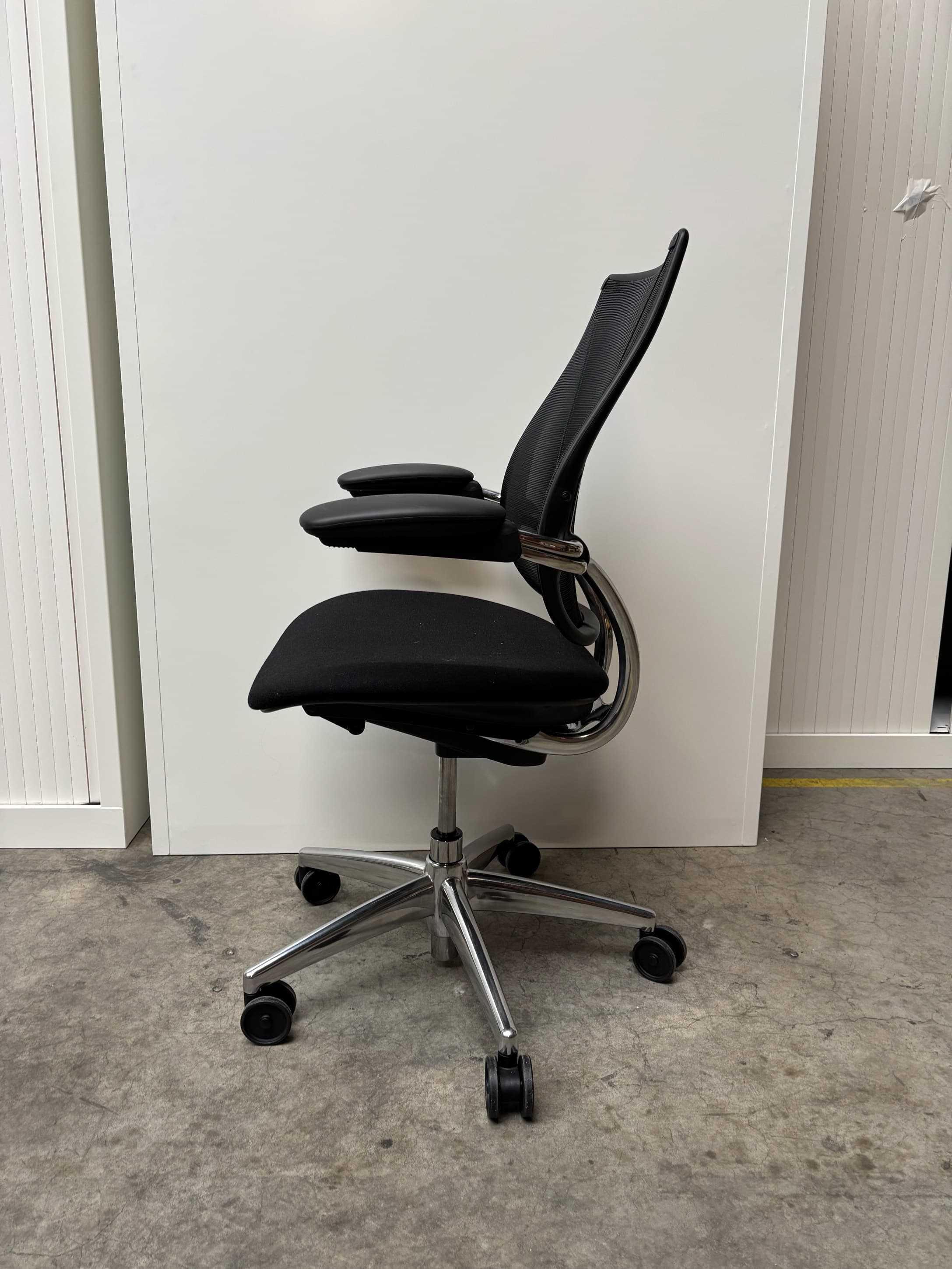 Humanscale Office Chair Liberty with damage on armrests or with the armrests system-2