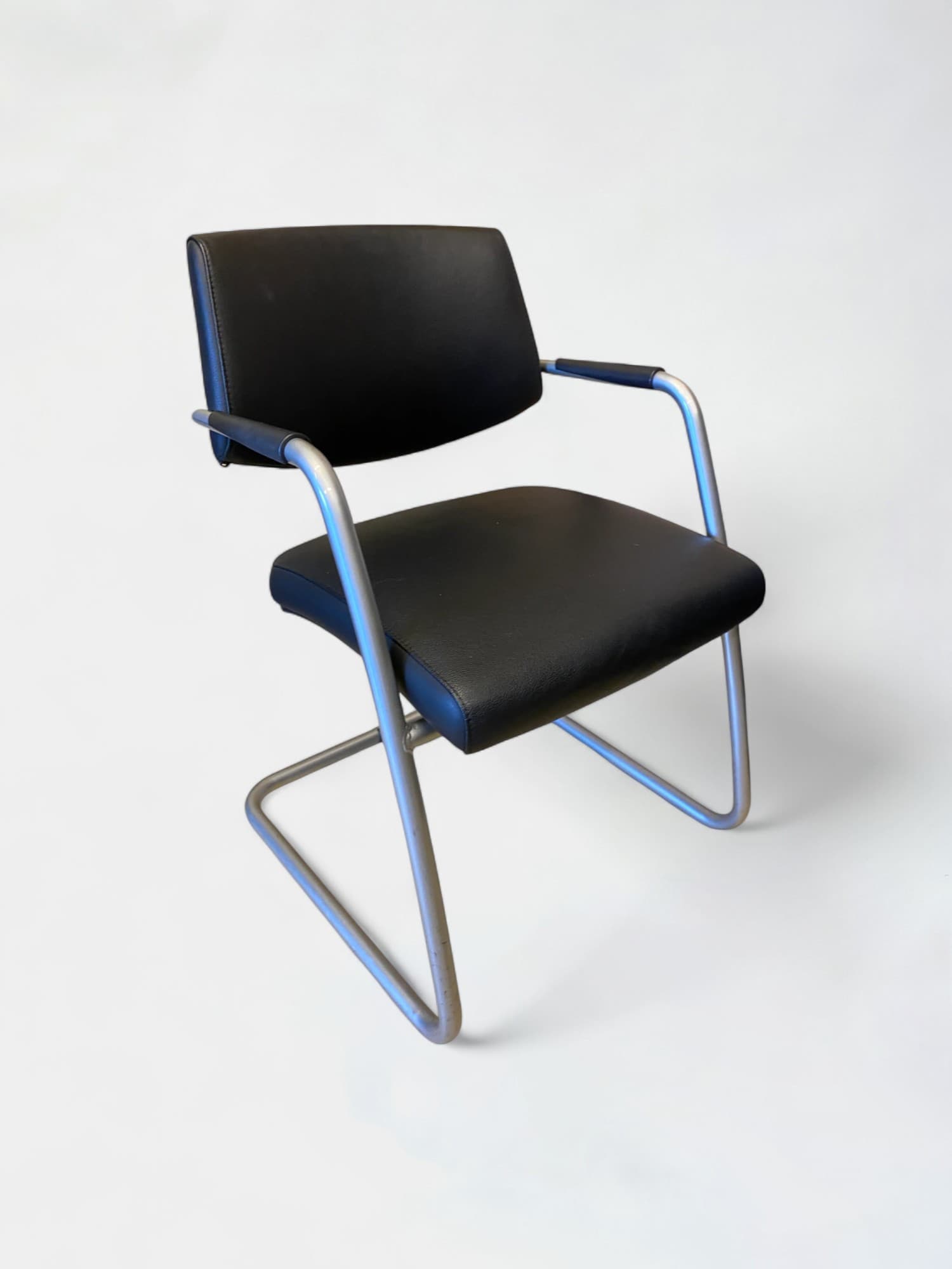 Sitland/PASSEPARTOUT Zwarte stapelbare leren stoel-0