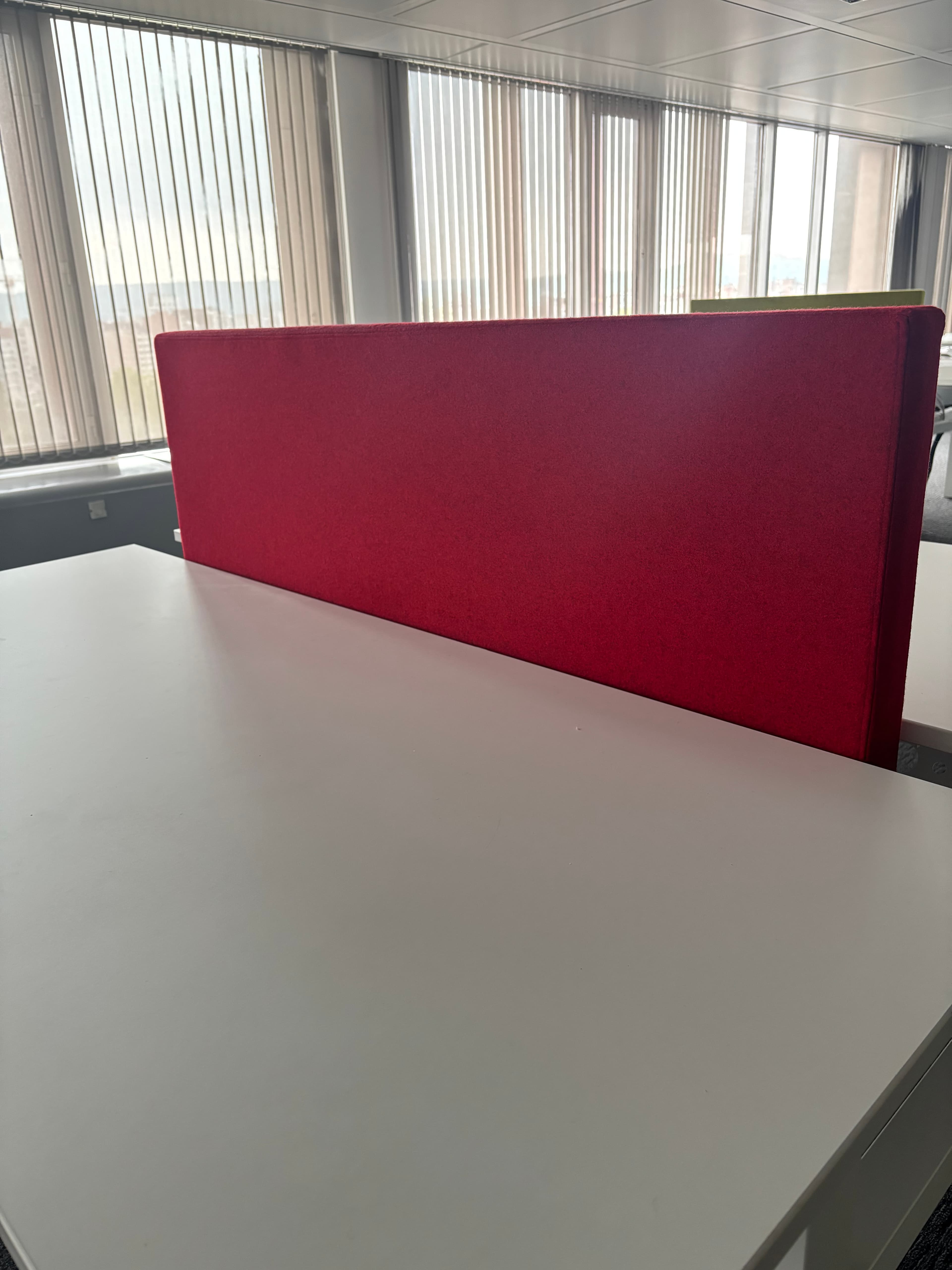 Akoestische scheidingswand rood kantoor-0