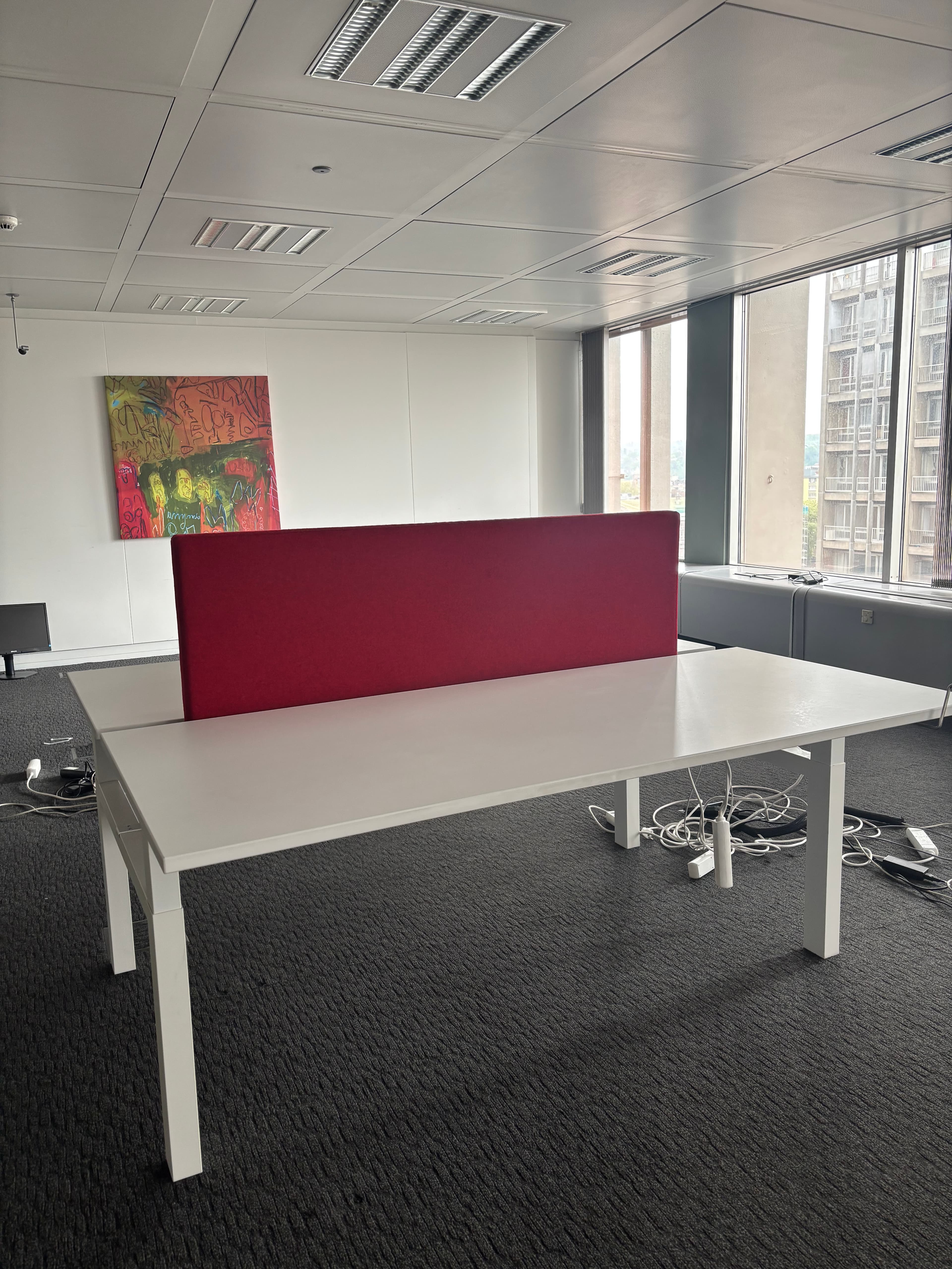 Akoestische scheidingswand rood kantoor-1