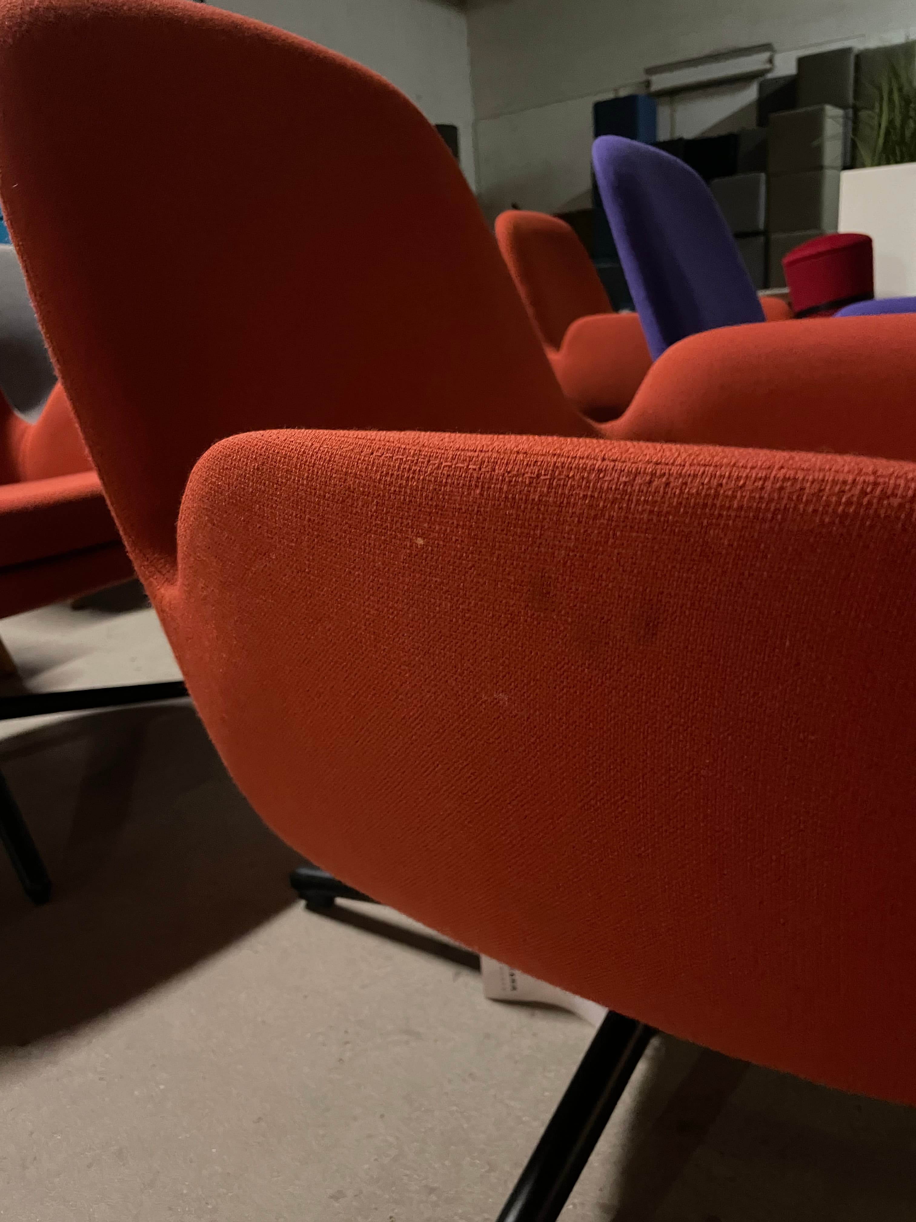 WORN : Chaise longue en tissu Normann brick avec base pivotante-2