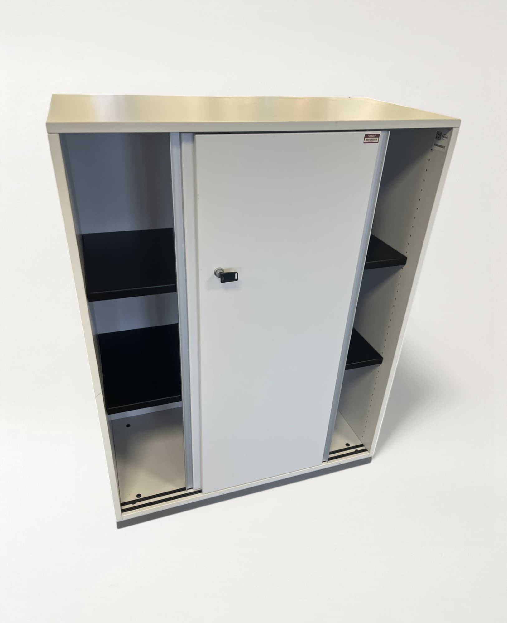 Armoire Steelcase en mélaminé blanc avec portes coulissantes-1