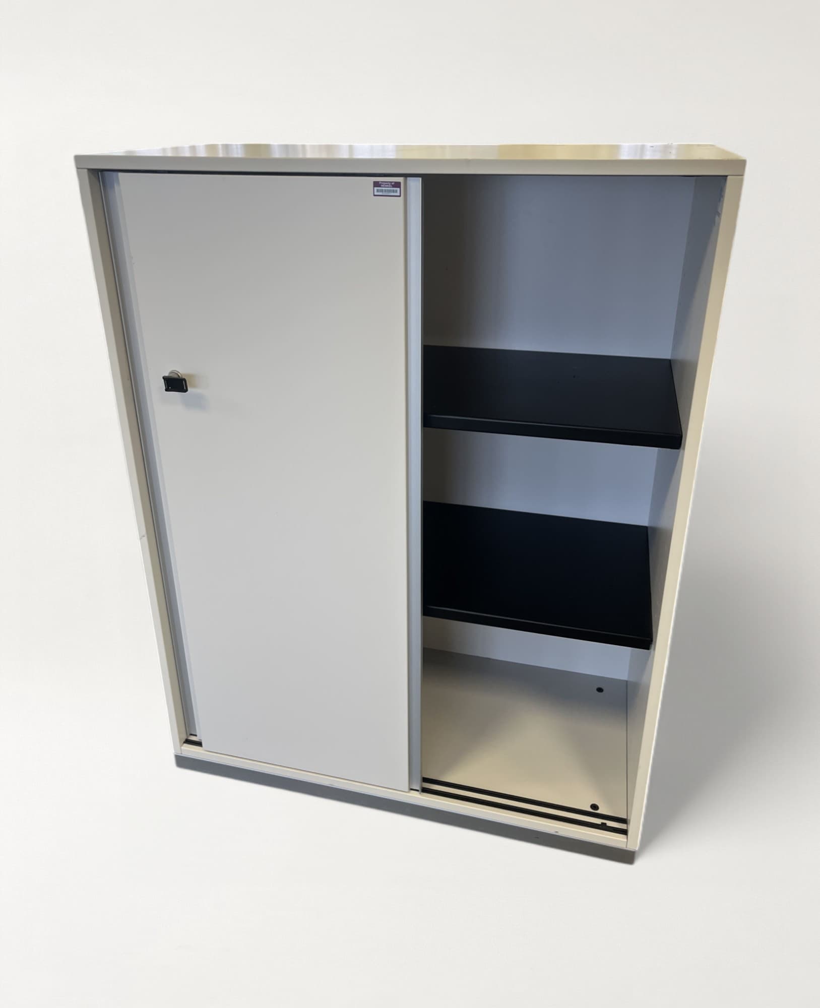 Armoire Steelcase en mélaminé blanc avec portes coulissantes-2
