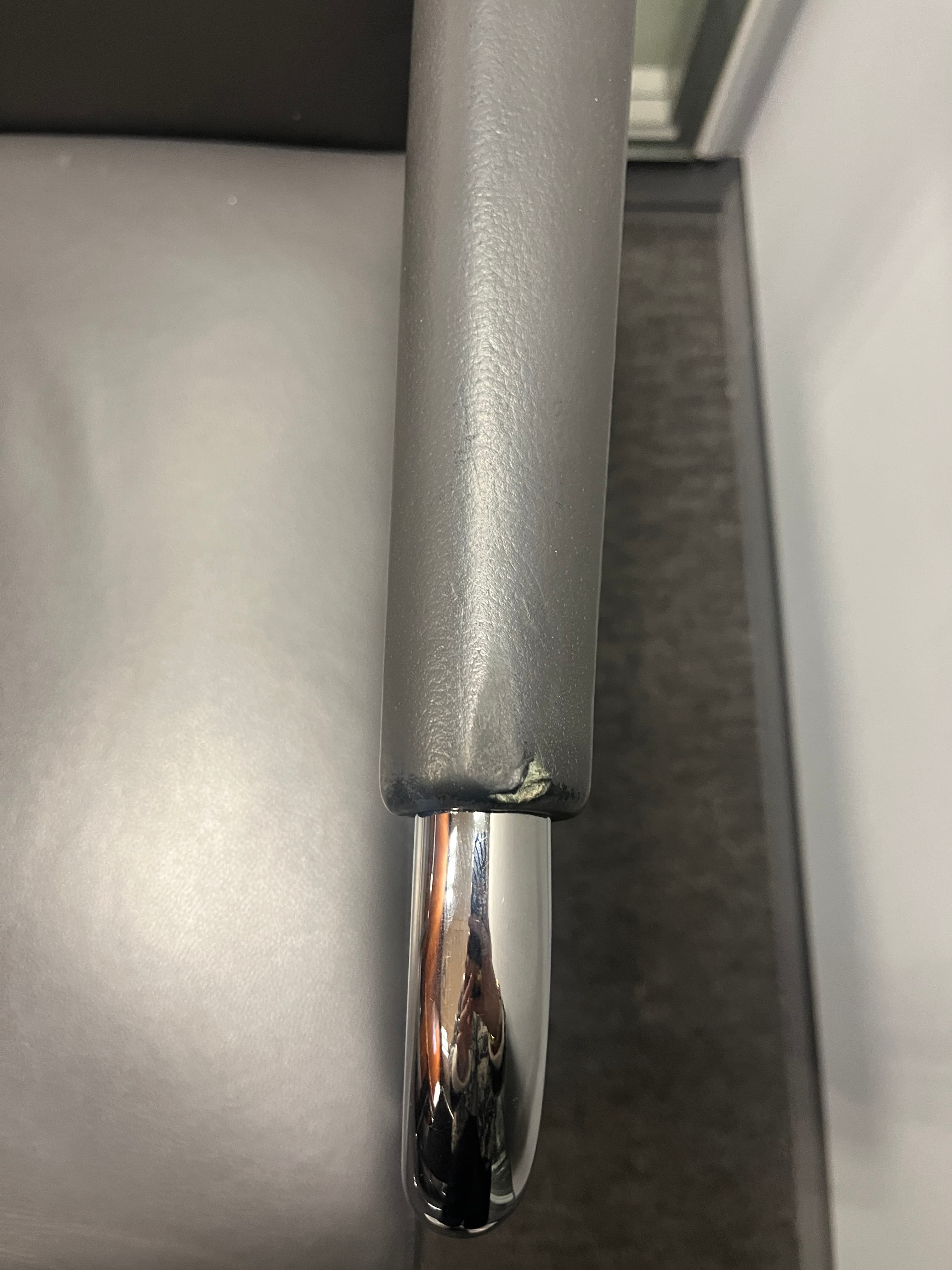 Chaise en cuir gris Brunner avec de petites rayures sur les accoudoirs-5