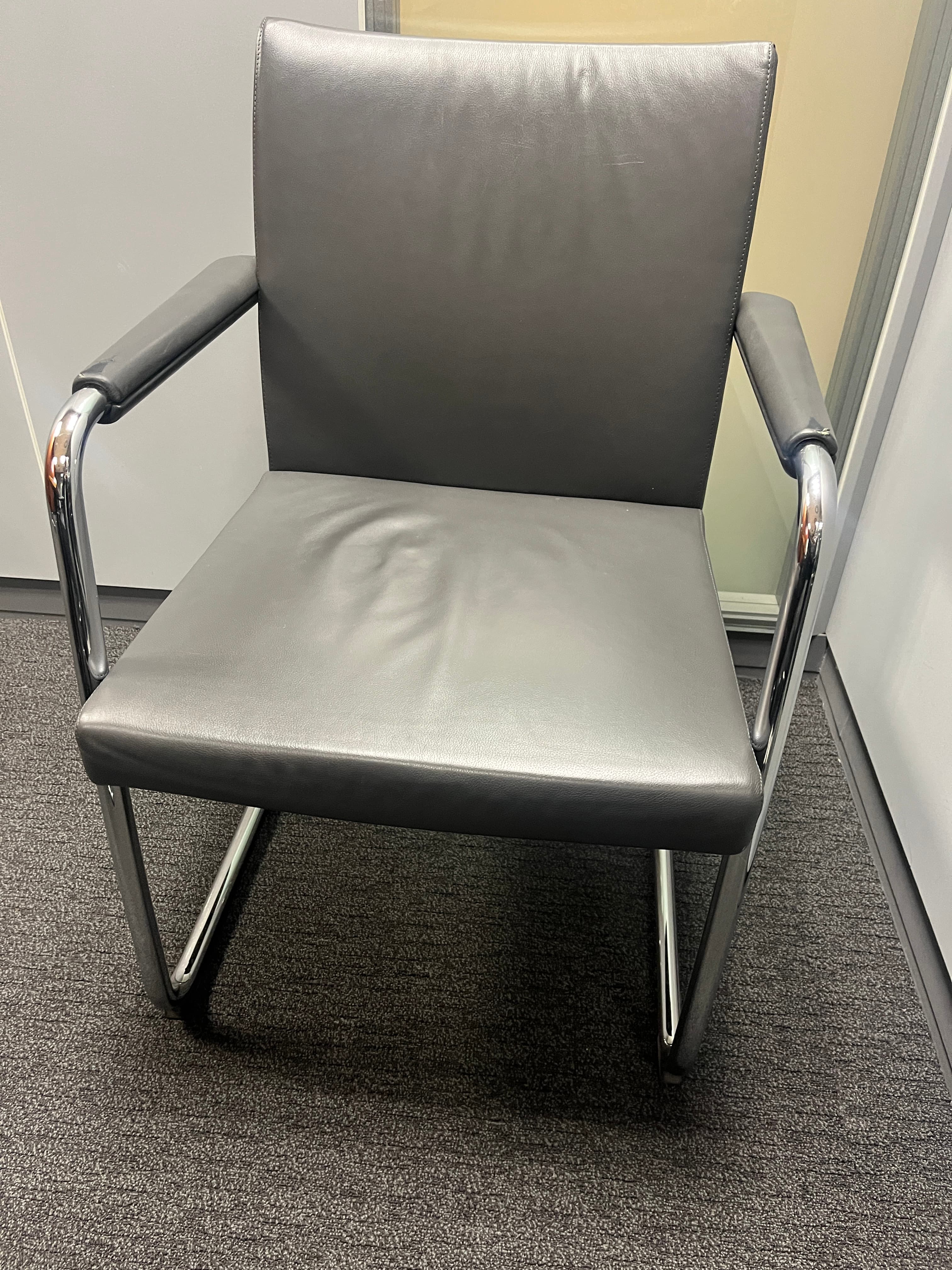 Chaise en cuir gris Brunner avec de petites rayures sur les accoudoirs-2