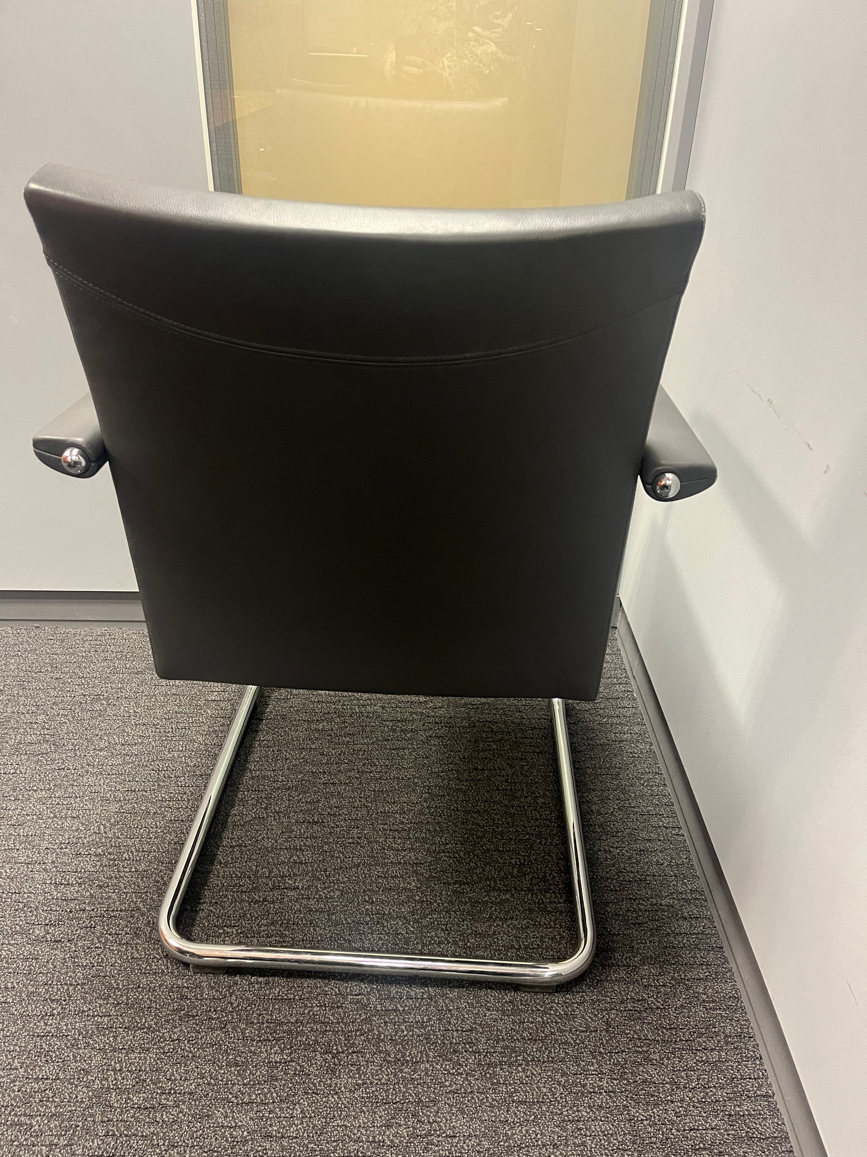 Chaise en cuir gris Brunner avec de petites rayures sur les accoudoirs-4