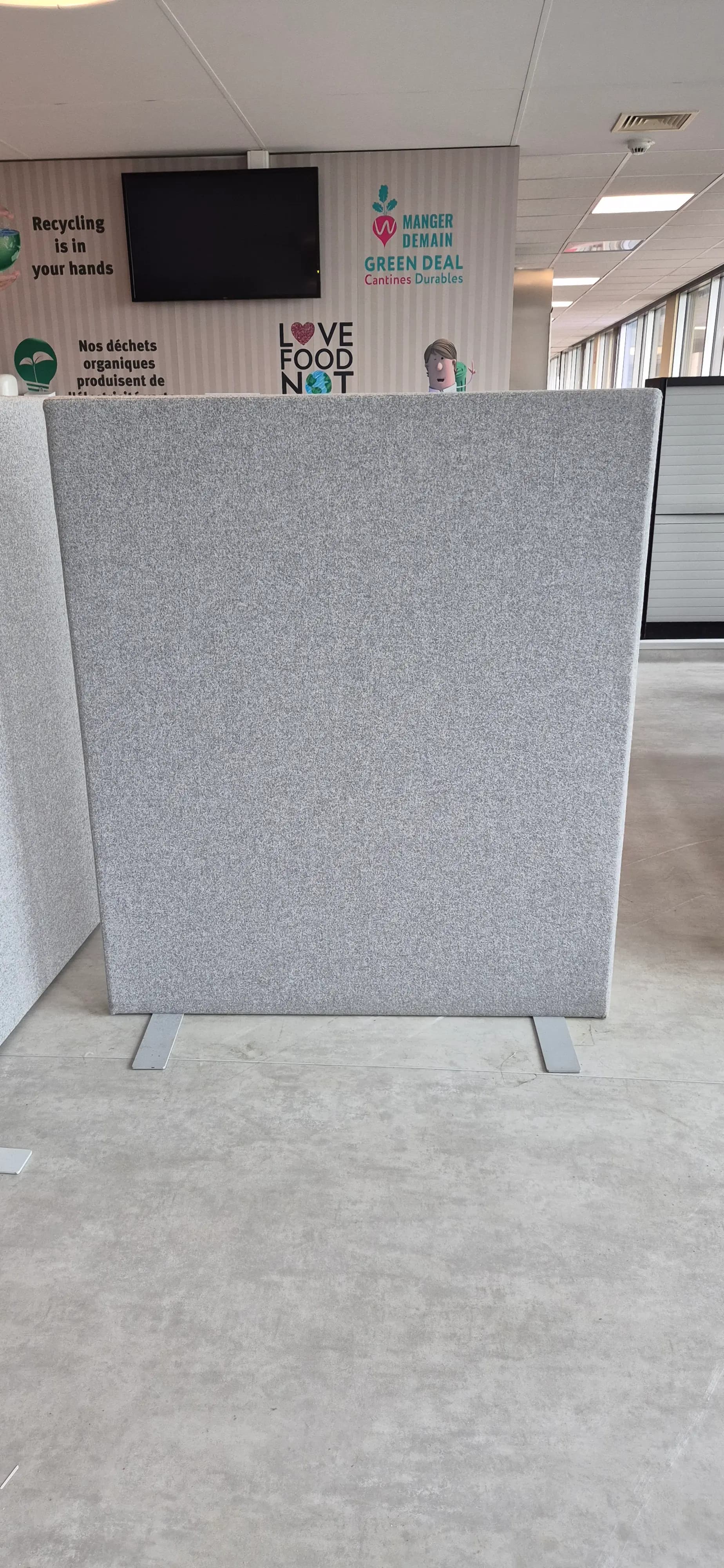 Grijze stoffen akoestische scheidingswand-2