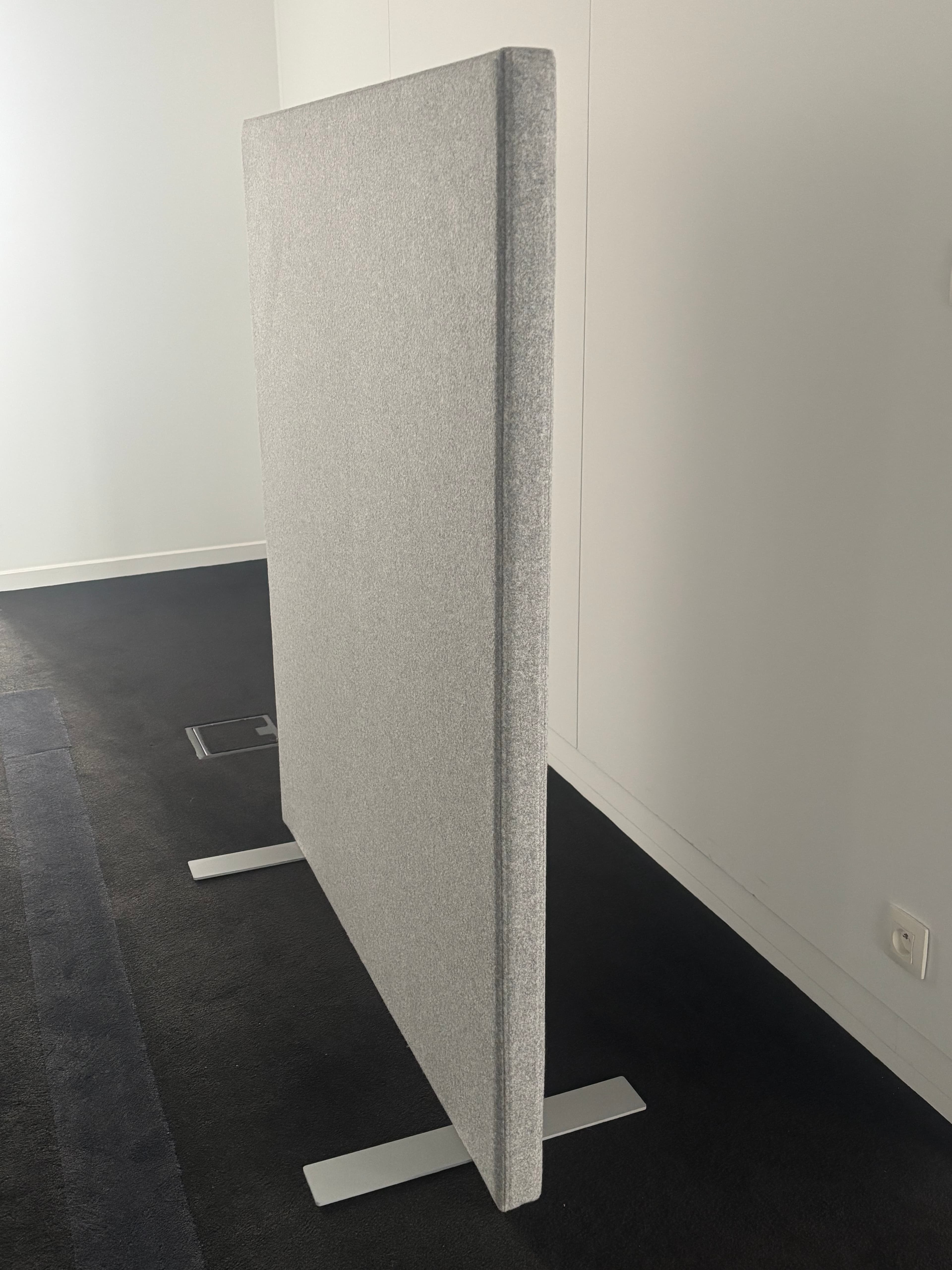 Grijze stoffen akoestische scheidingswand-1