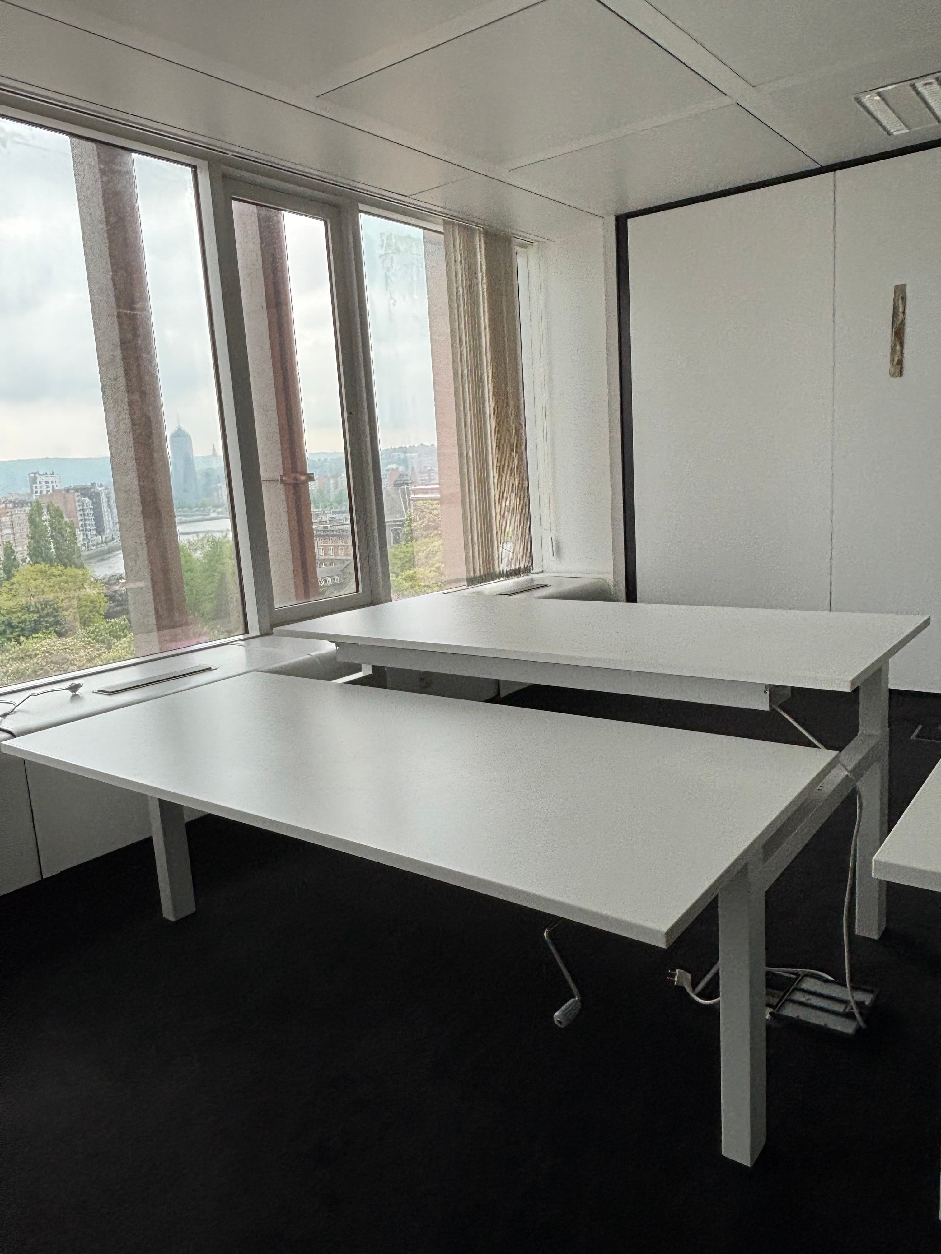 Bureau duo blanc avec manivelle pour ajuster la hauteur sans séparateur-1