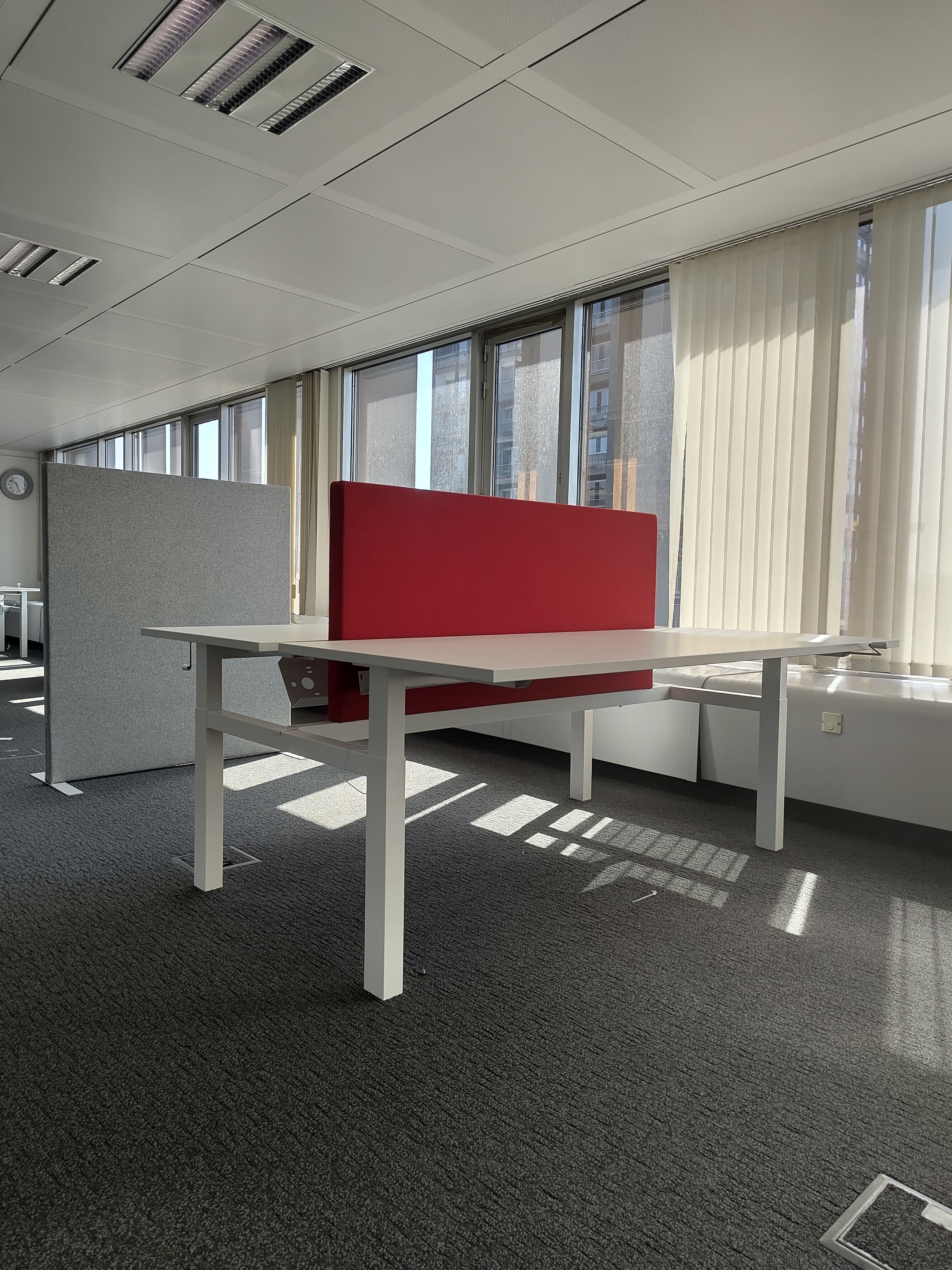 Bureau duo blanc avec manivelle pour ajuster la hauteur sans séparateur-0