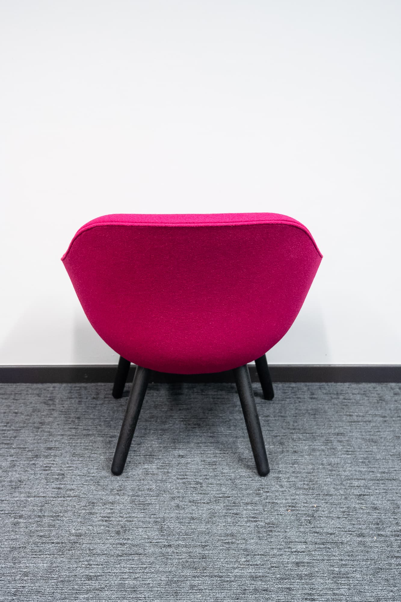 Fauteuil fuschia sur pieds en bois noir-2