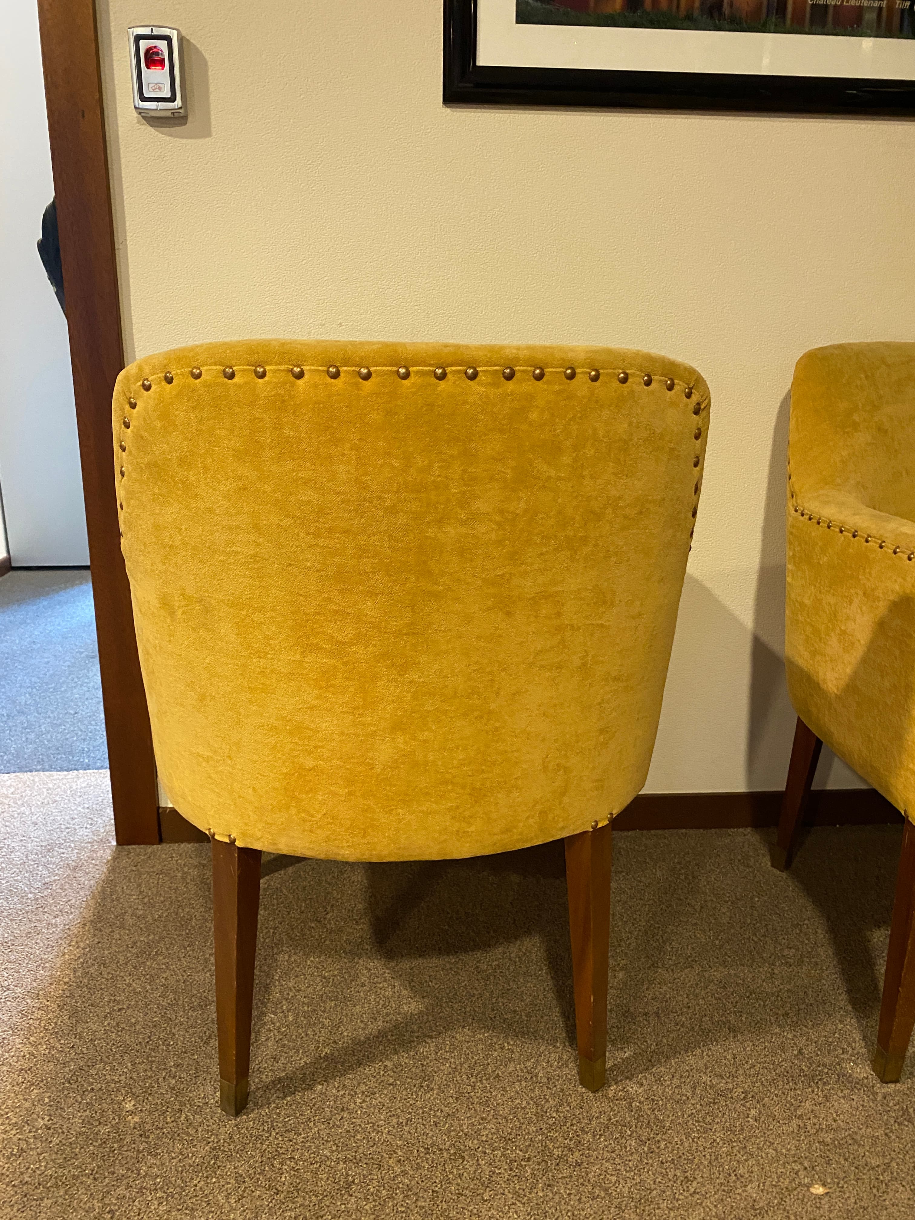 Gele vintage comfortabele stoel op houten poten-3