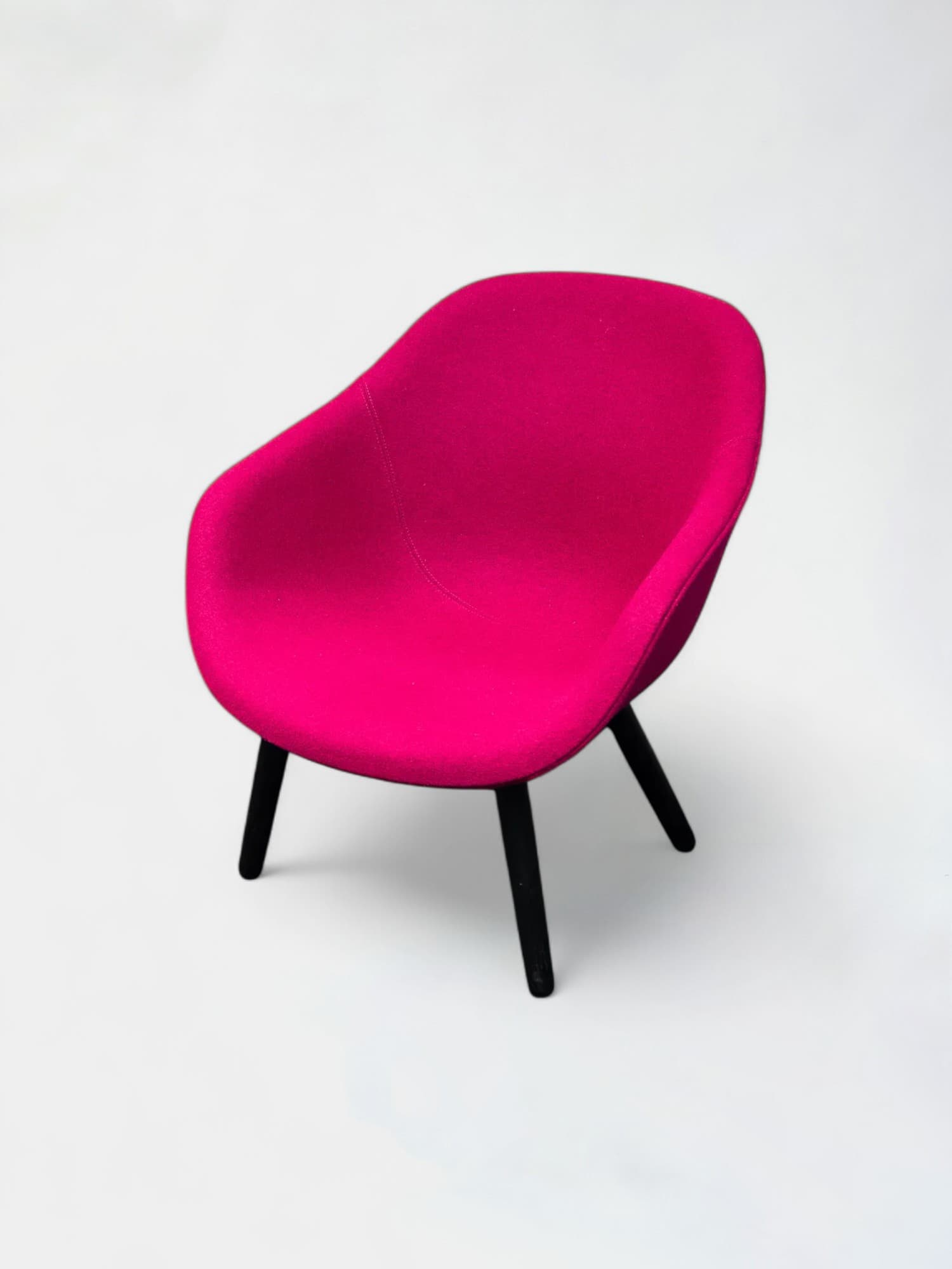 Fauteuil fuschia sur pieds en bois noir-1