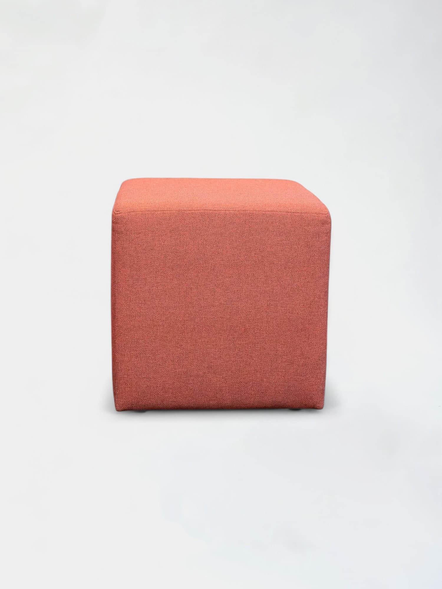 Vierkante poef van terracotta