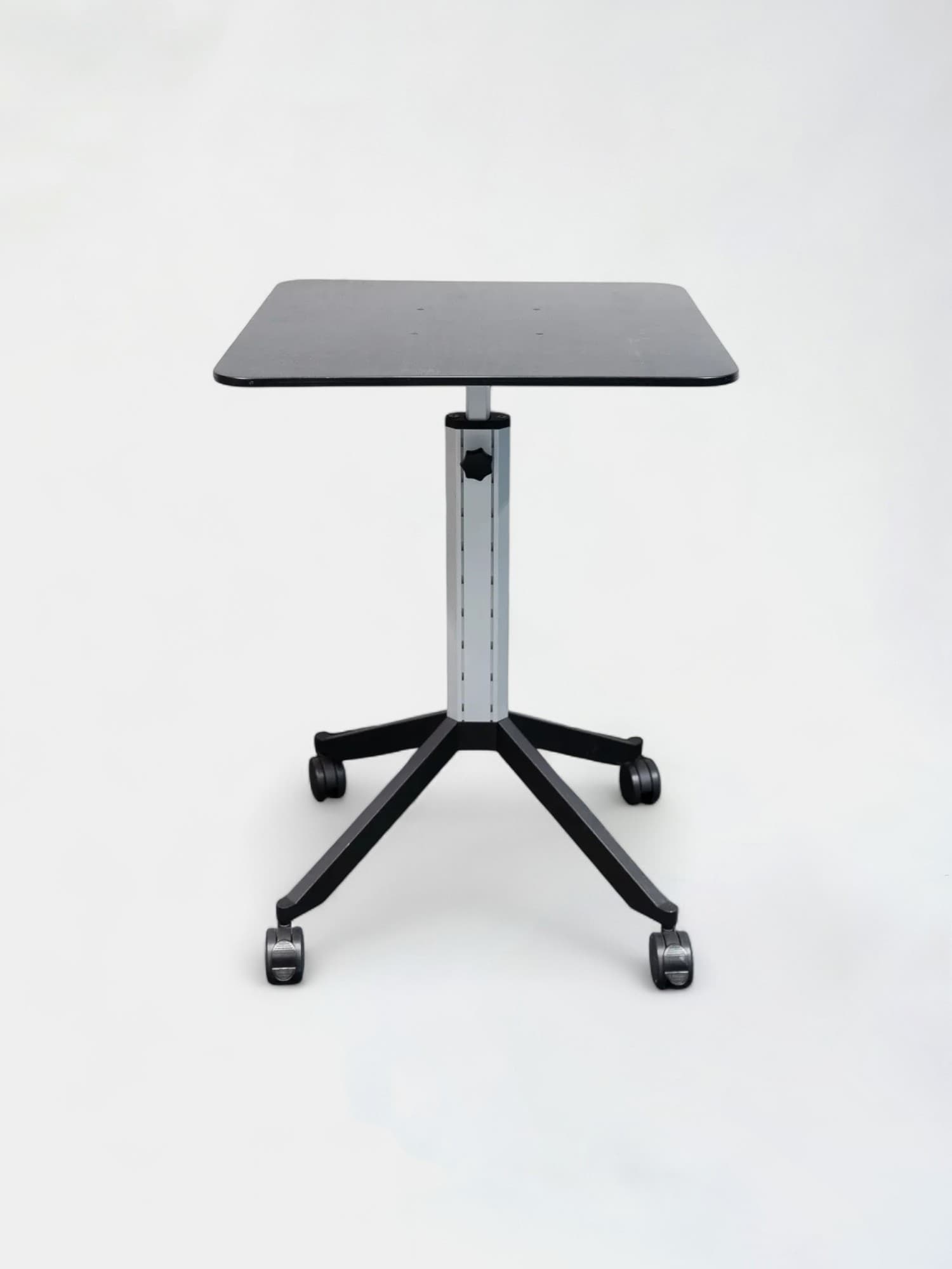Table mobile noire à hauteur réglable sur roulettes