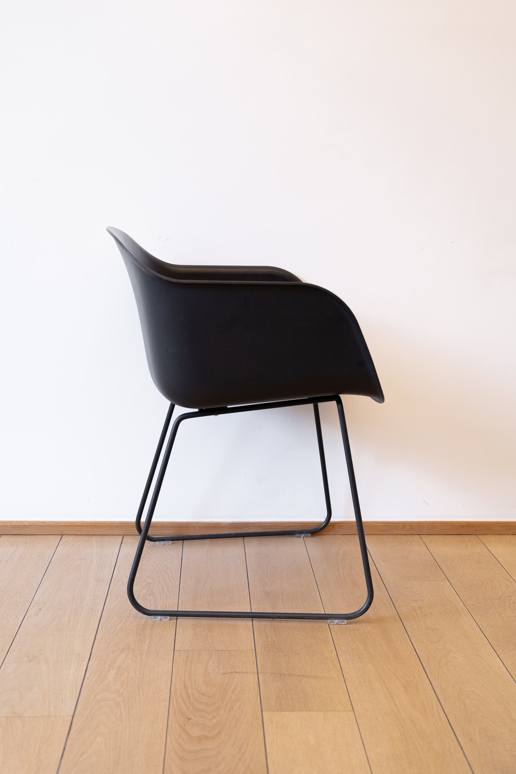 Muuto Zwarte kunststof stoel zonder armleuningen-2