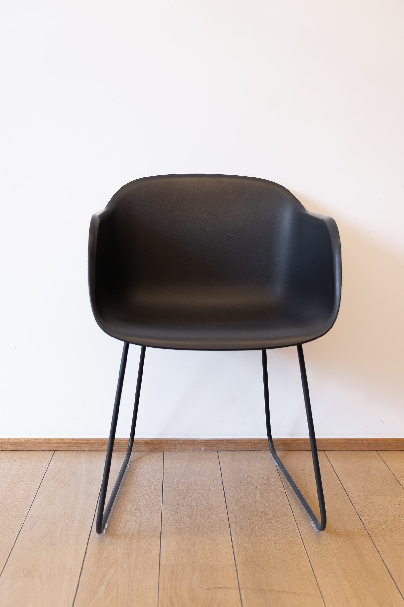 Muuto Zwarte kunststof stoel zonder armleuningen-1