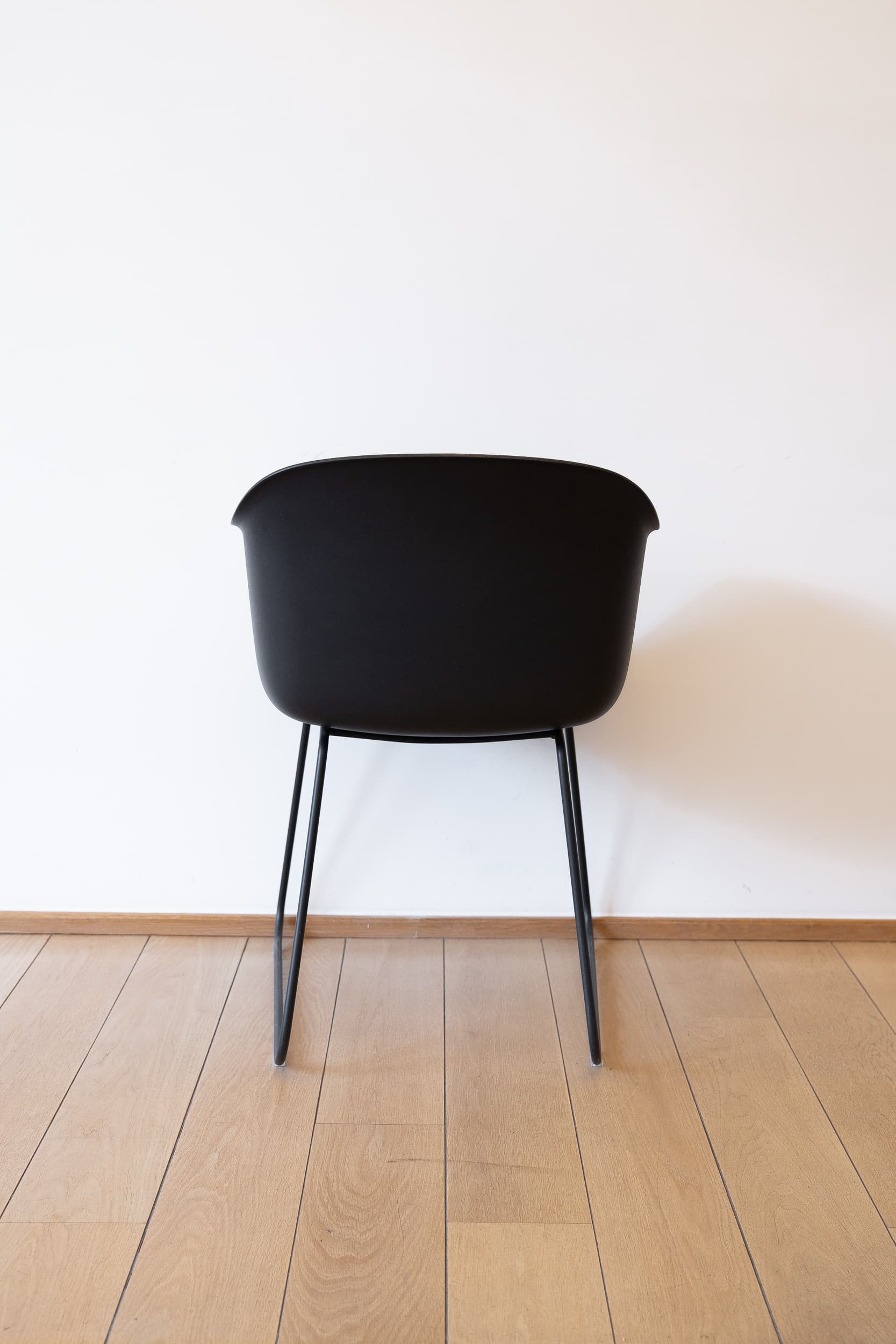 Muuto Zwarte kunststof stoel zonder armleuningen-5