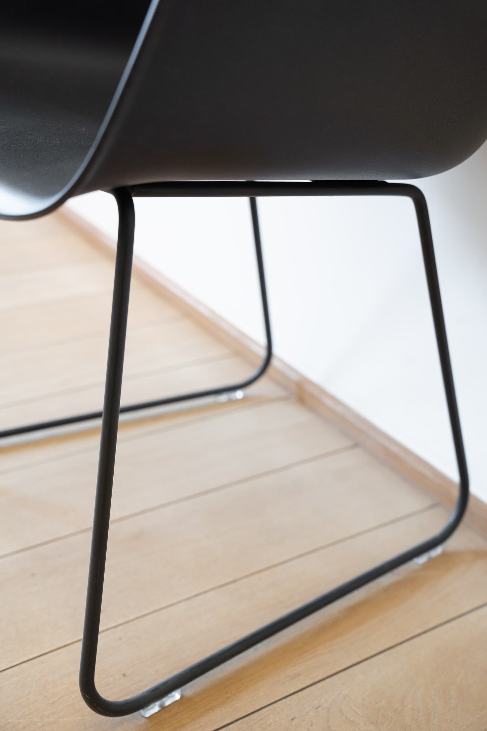 Muuto Zwarte kunststof stoel zonder armleuningen-3