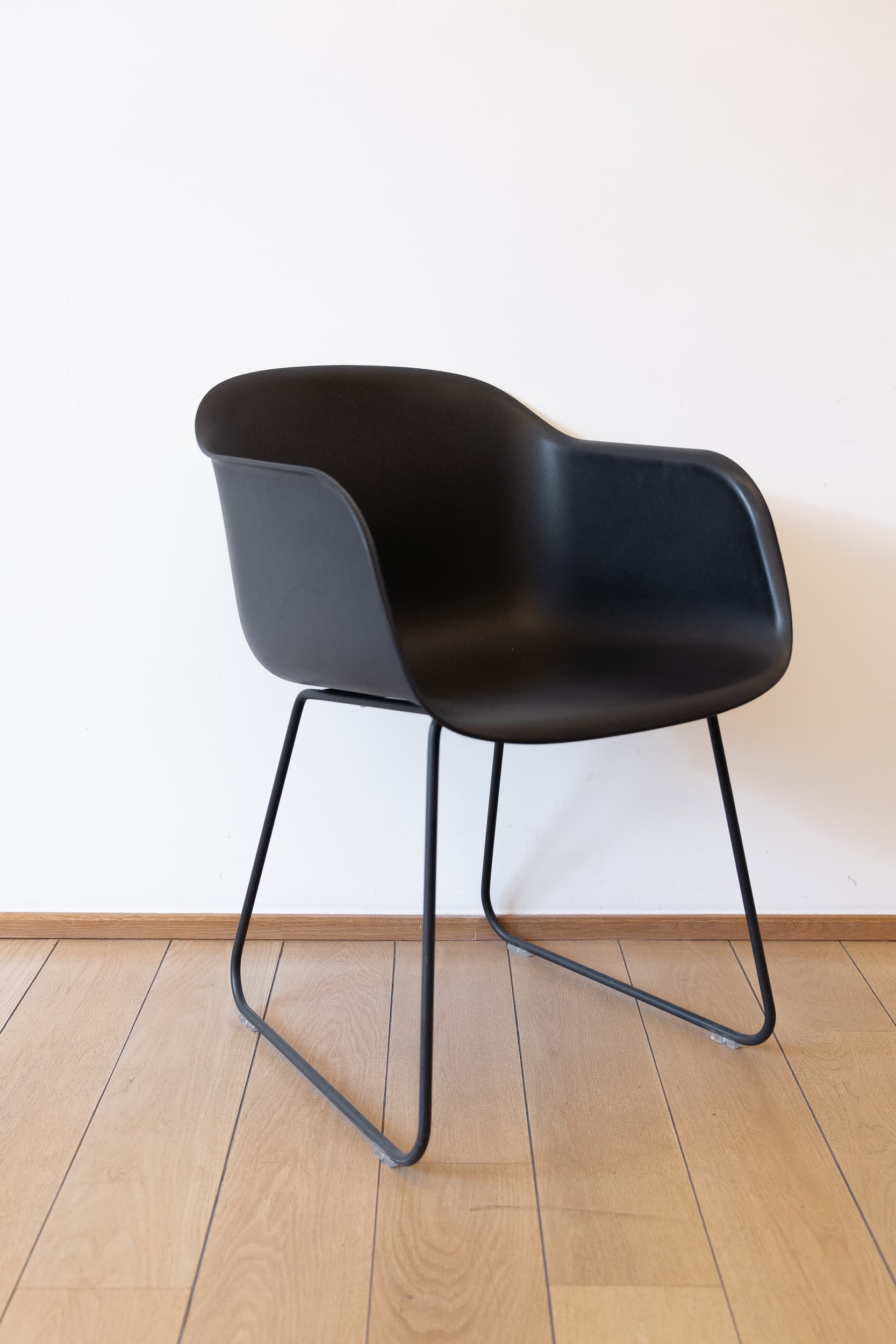 Muuto Zwarte kunststof stoel zonder armleuningen-6