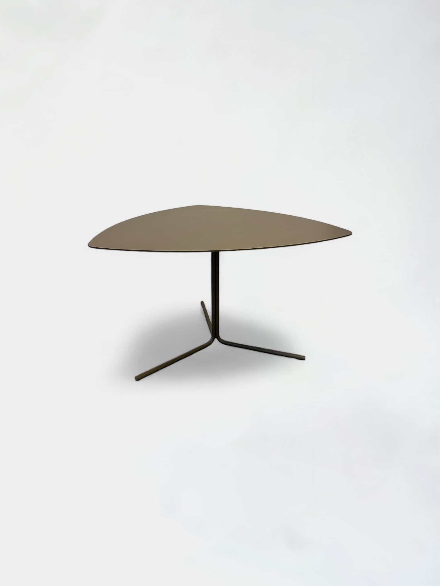 Table de bureau contemporaine en stratifié brun anthracite avec plateau triangulaire et base en métal-0