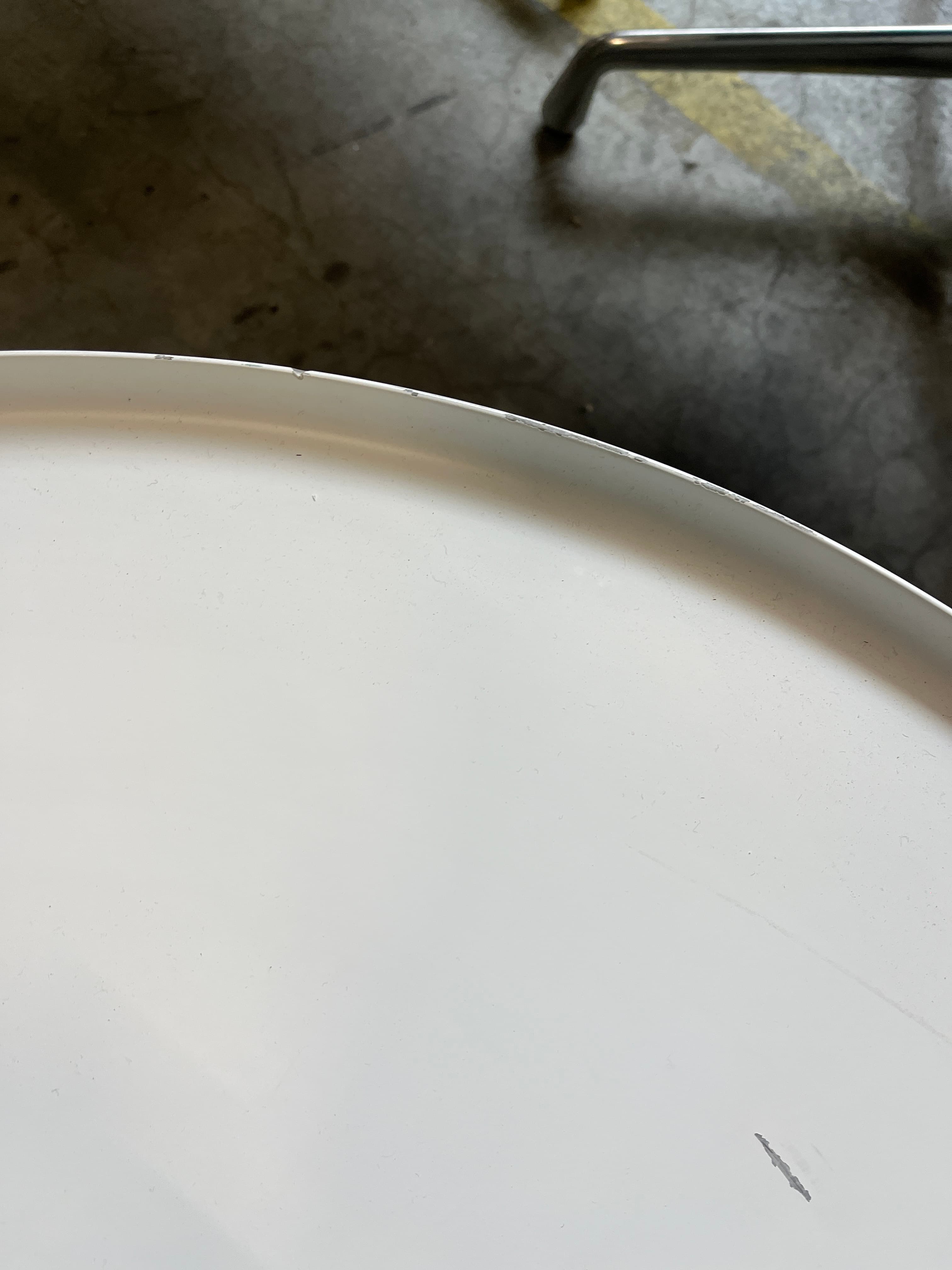 WORN: Norman Witte salontafel met houten poten met krassen op het blad-5