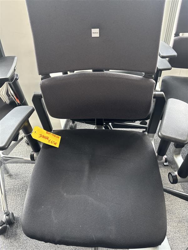 Steelcase bureaustoel met verstelbare armleuningen met versleten en bevlekte zitting-3