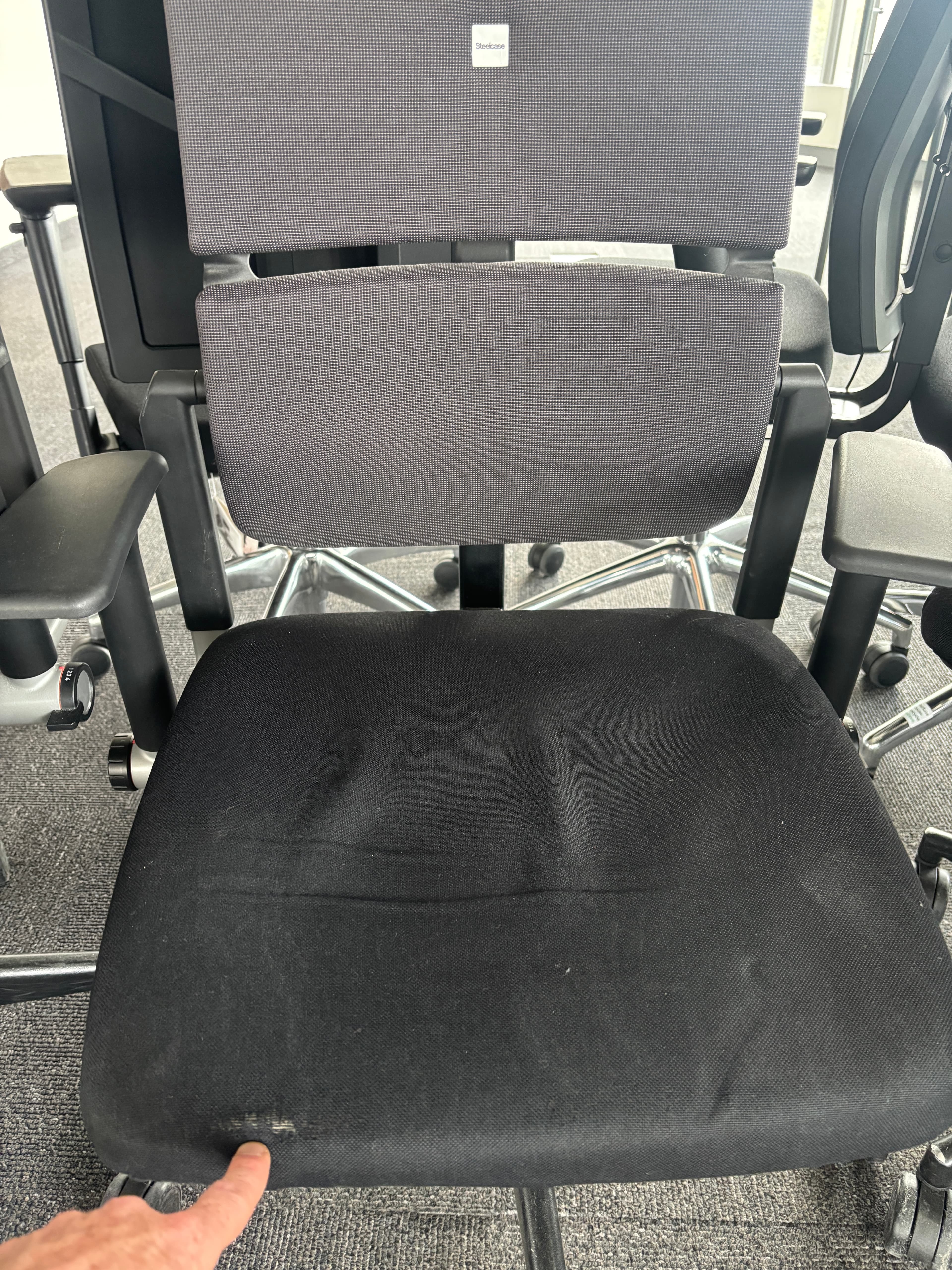 Steelcase bureaustoel met verstelbare armleuningen met versleten en bevlekte zitting-4