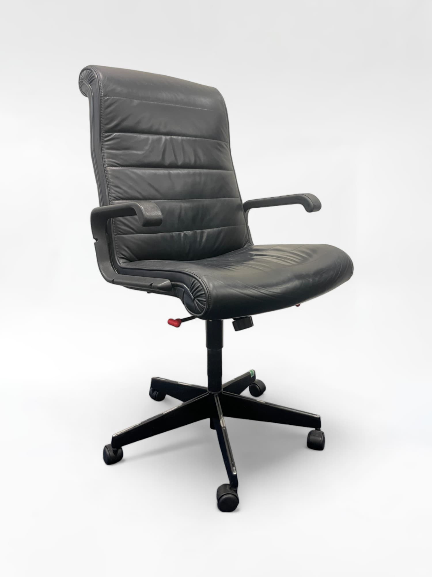 Black chairs - Knoll International de Richard Sapper, 1980-5