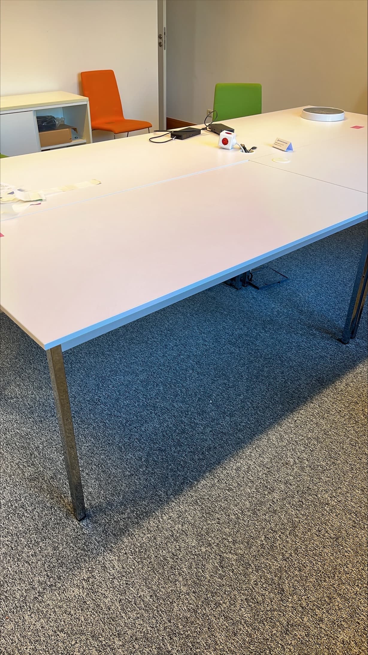Table de 160 cm à plateau blanc avec pieds chromés et accès au plateau-0