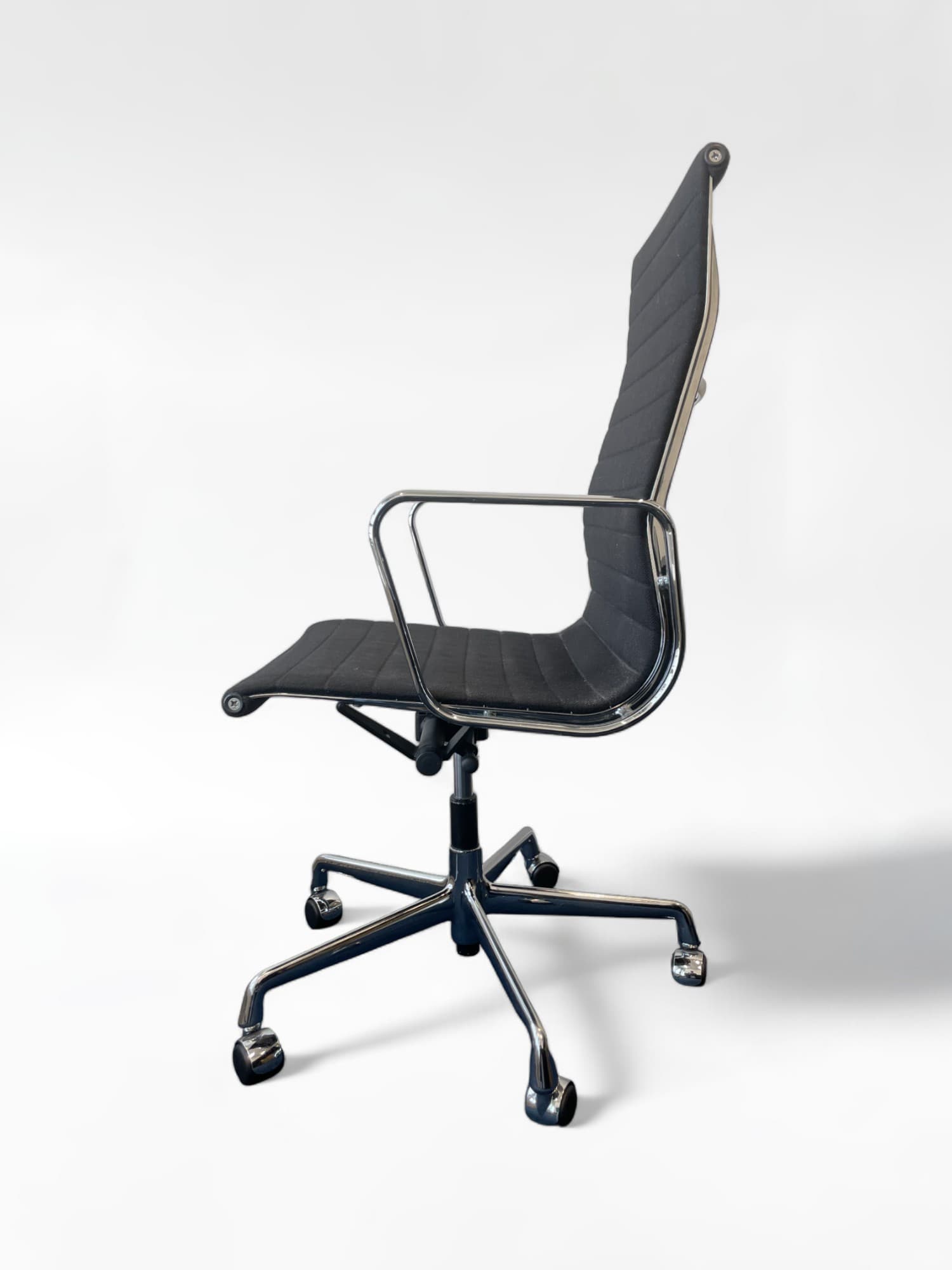 Vitra EAMES - Chaise de bureau noire-1