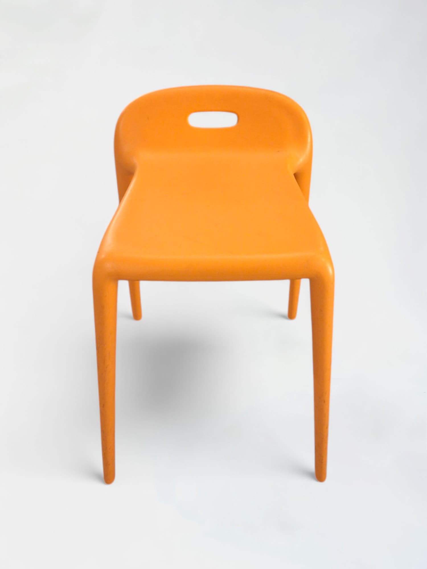 YUYU Magis lichtoranje stoel met kleine rugleuning-1