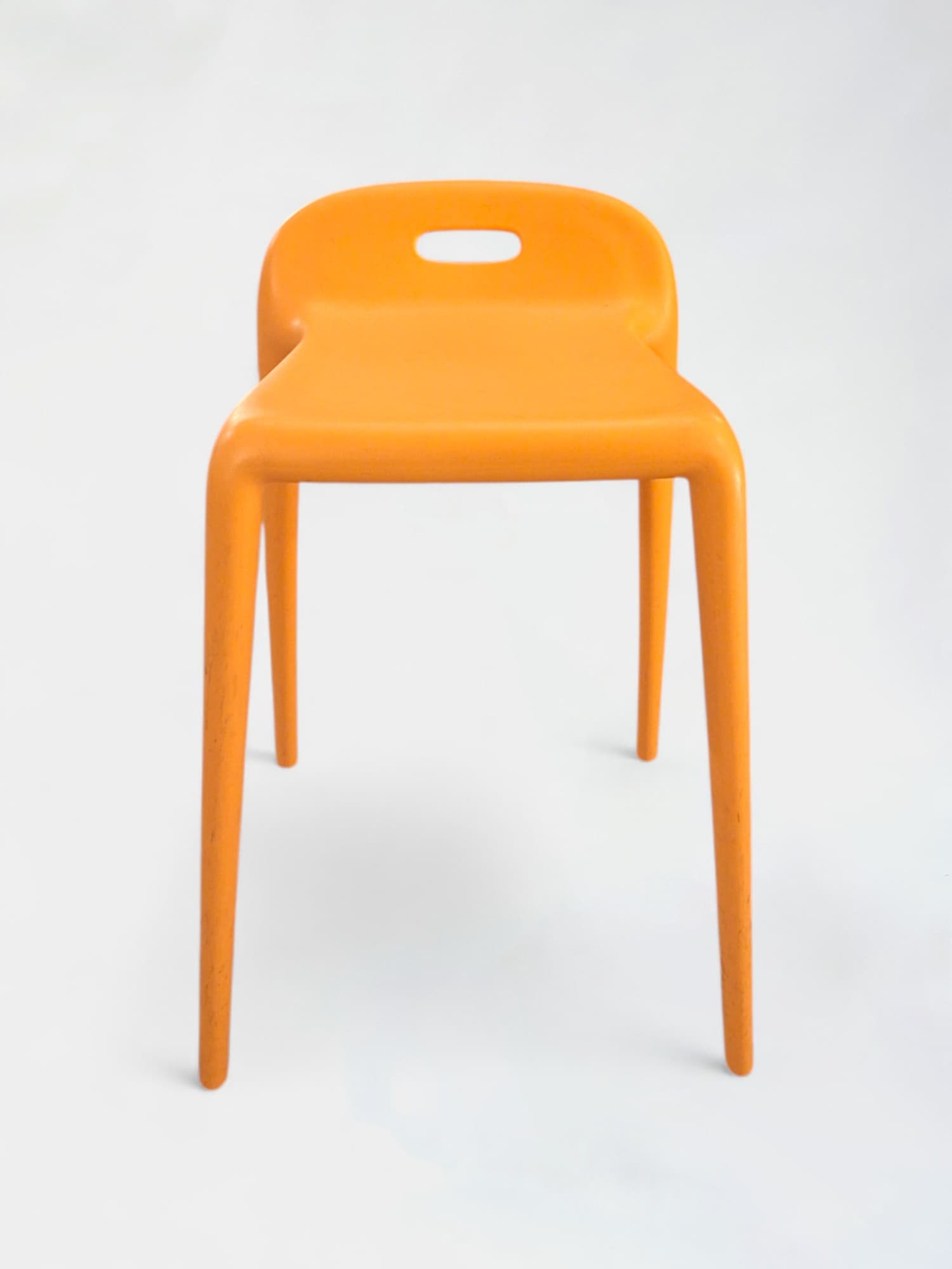 YUYU Magis lichtoranje stoel met kleine rugleuning