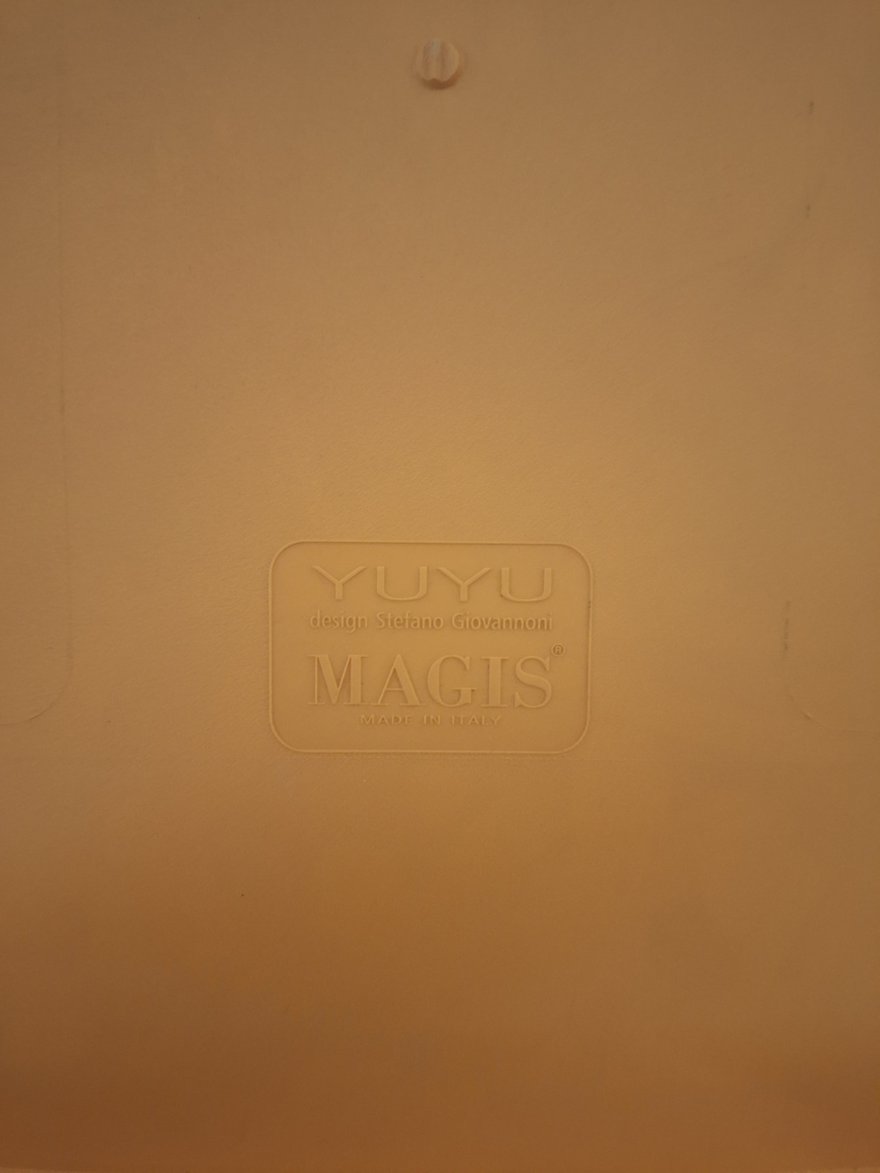 YUYU Magis lichtoranje stoel met kleine rugleuning-2