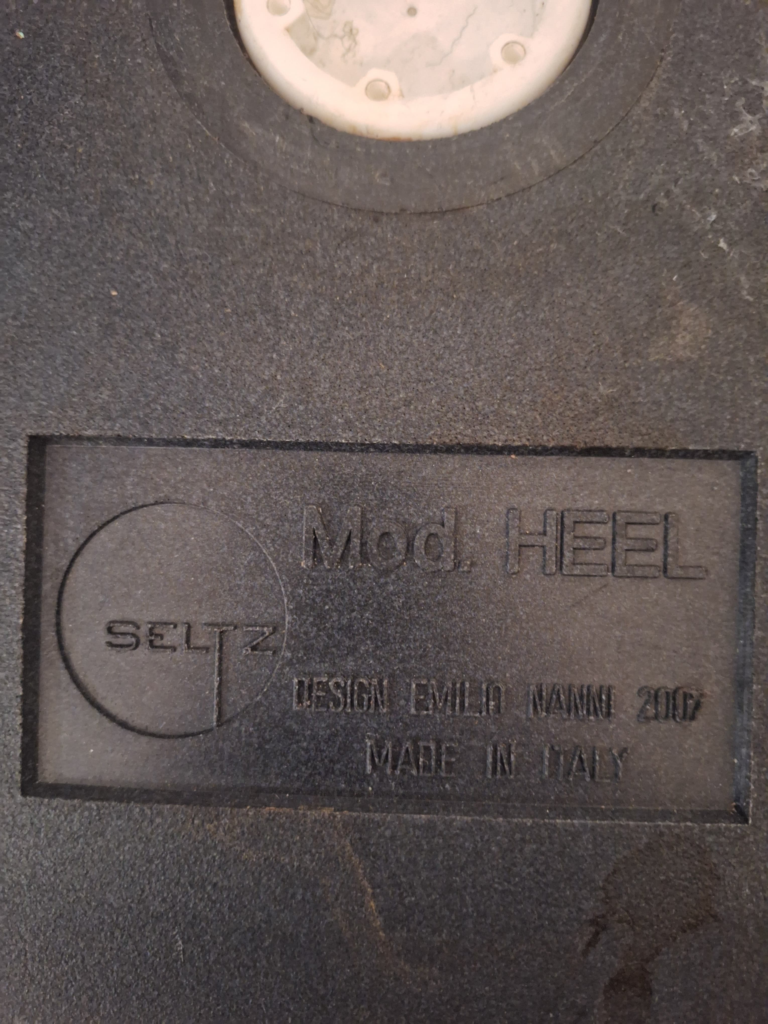 Grote plastic zwarte poef-1