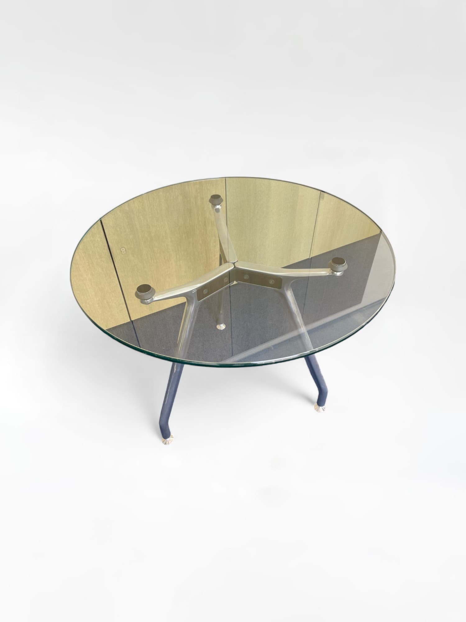 Glazen ronde tafel met metalen poten