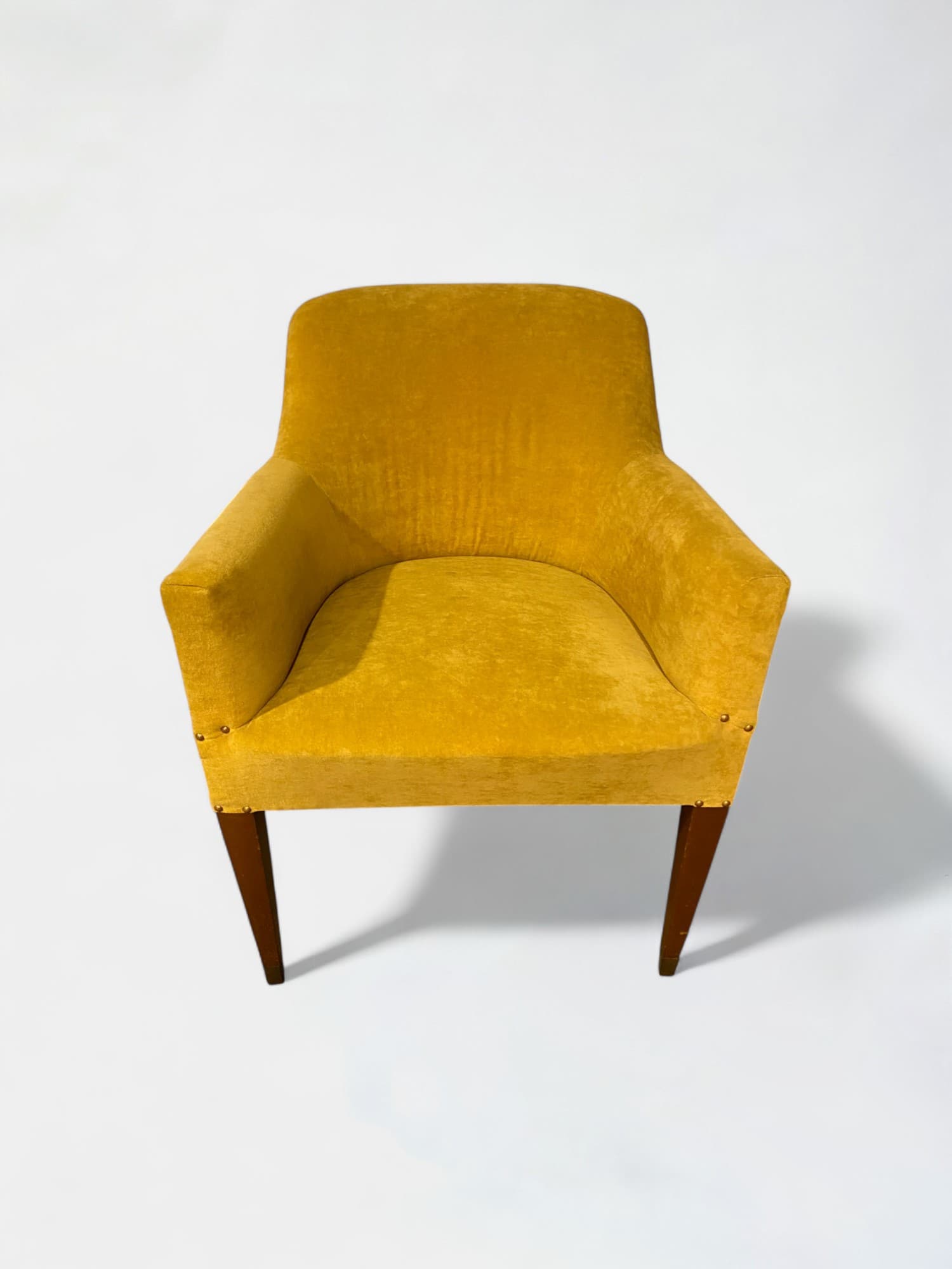 Gele vintage comfortabele stoel op houten poten-0