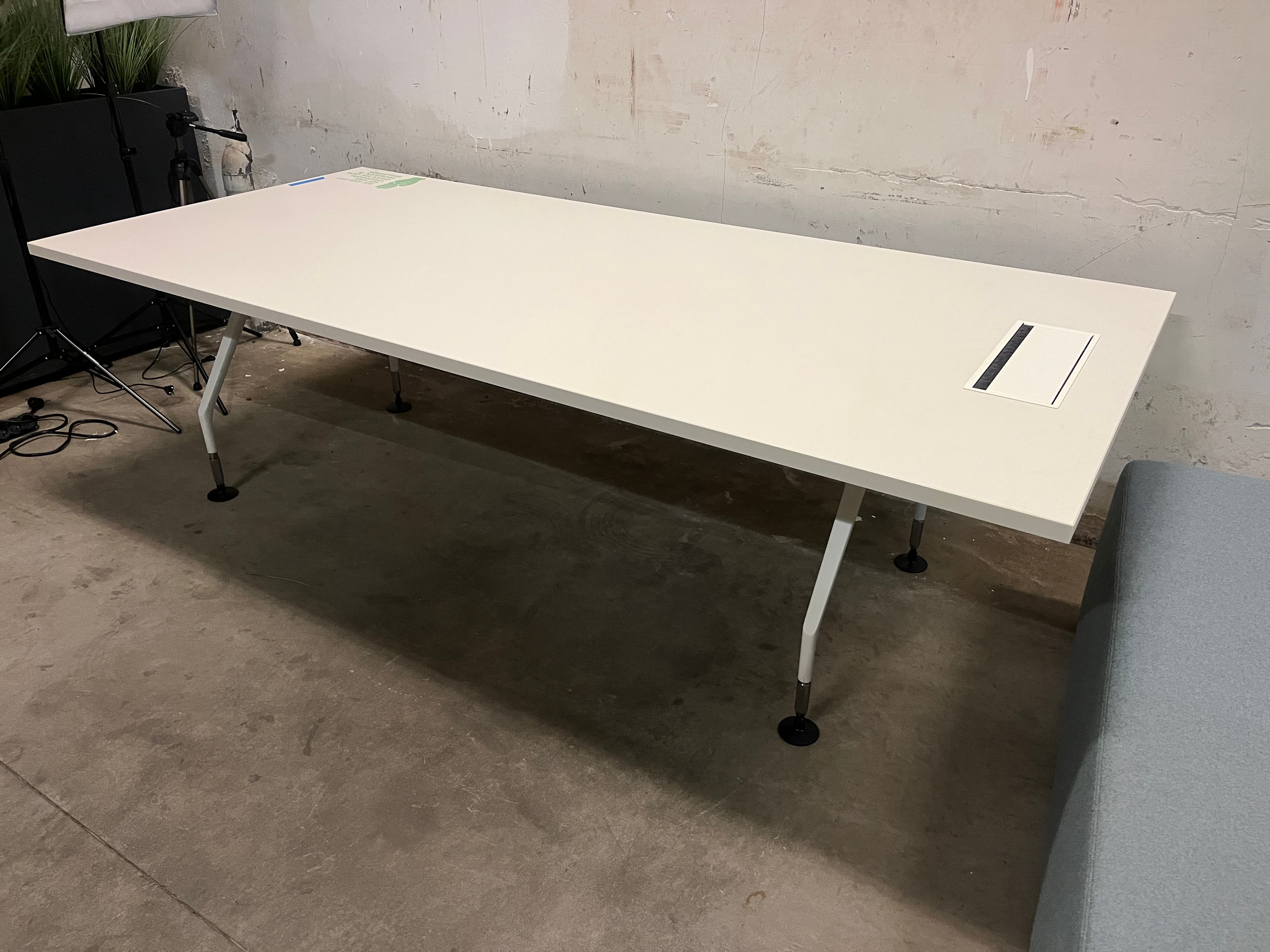 Vitra white meeting table with one top access-3