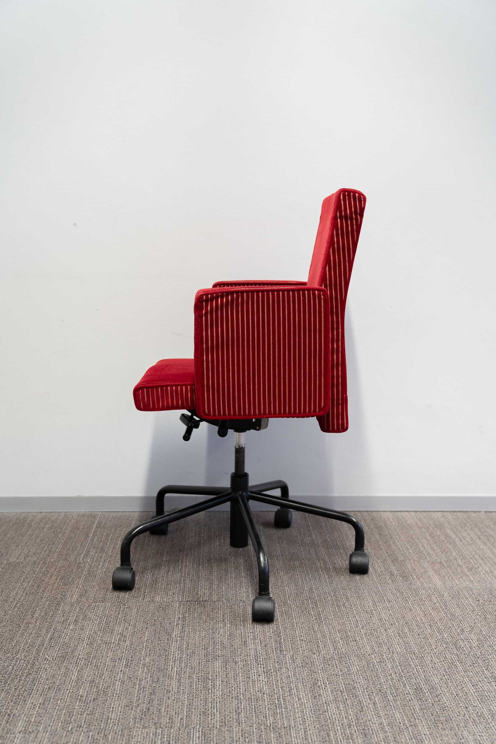 Bulo Pub & Club Chaise en velours rouge sur roues chromées noires-2