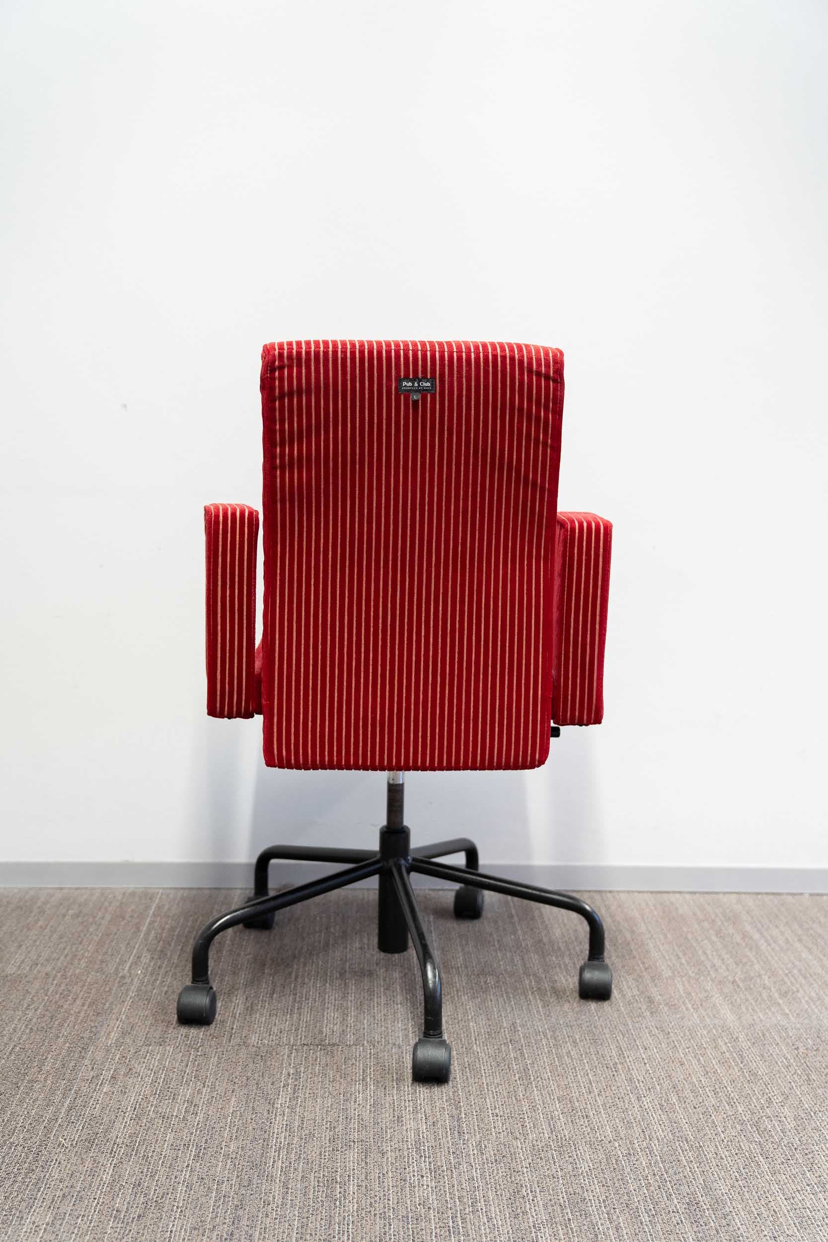 Bulo Pub & Club Chaise en velours rouge sur roues chromées noires-3