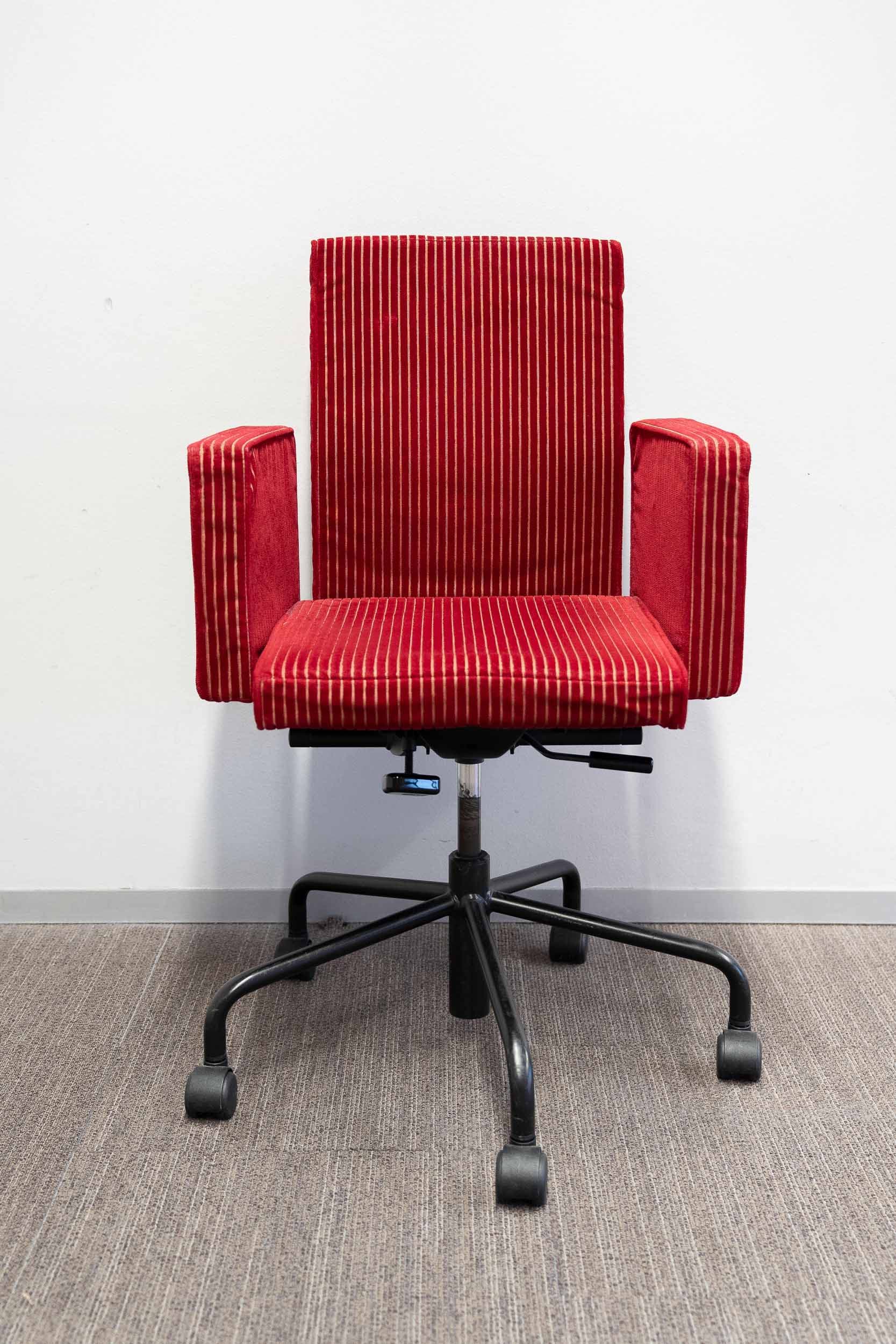 Bulo Pub & Club Chaise en velours rouge sur roues chromées noires-1