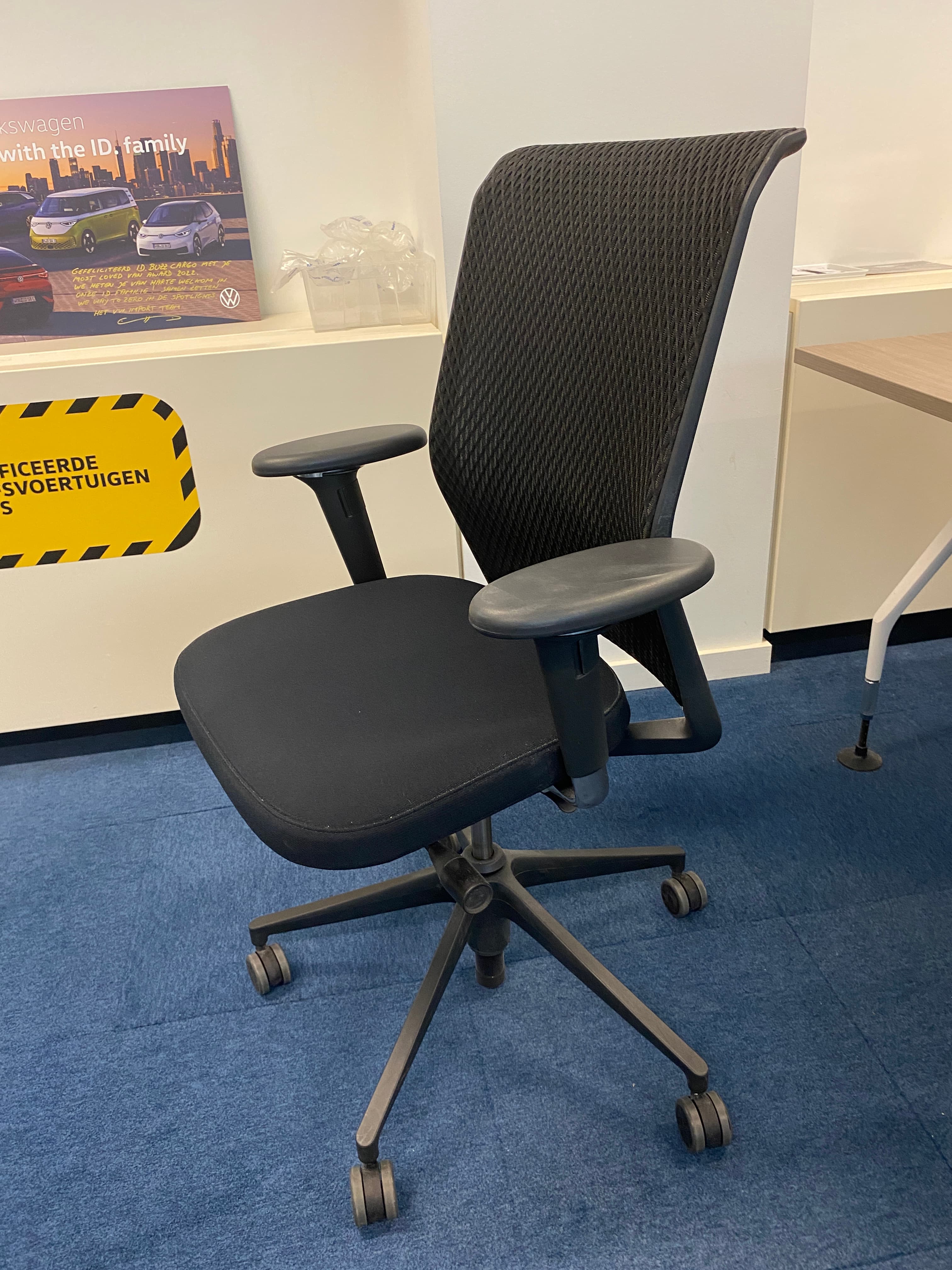 Vitra zwarte gaasstoel met zwarte poten-3