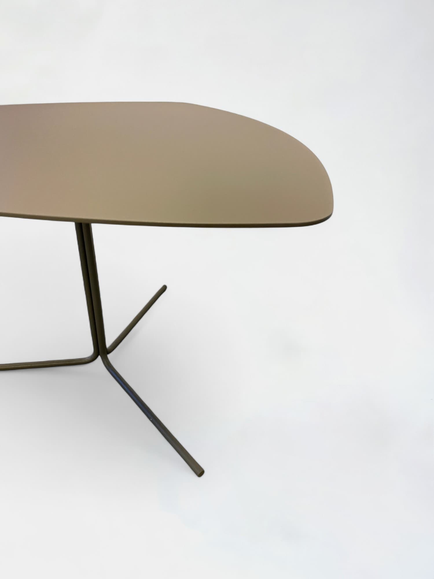 Table de bureau contemporaine en stratifié brun anthracite avec plateau triangulaire et base en métal-1