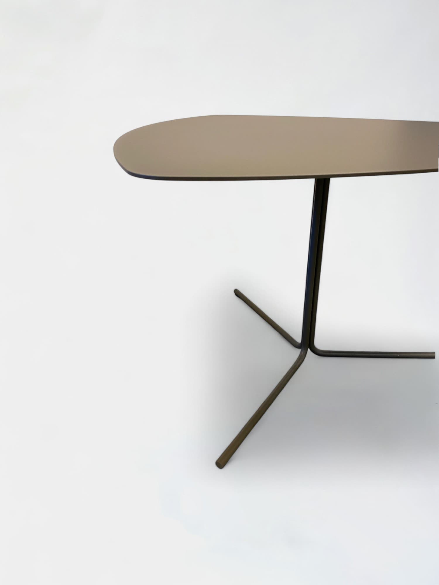 Table de bureau contemporaine en stratifié brun anthracite avec plateau triangulaire et base en métal-3