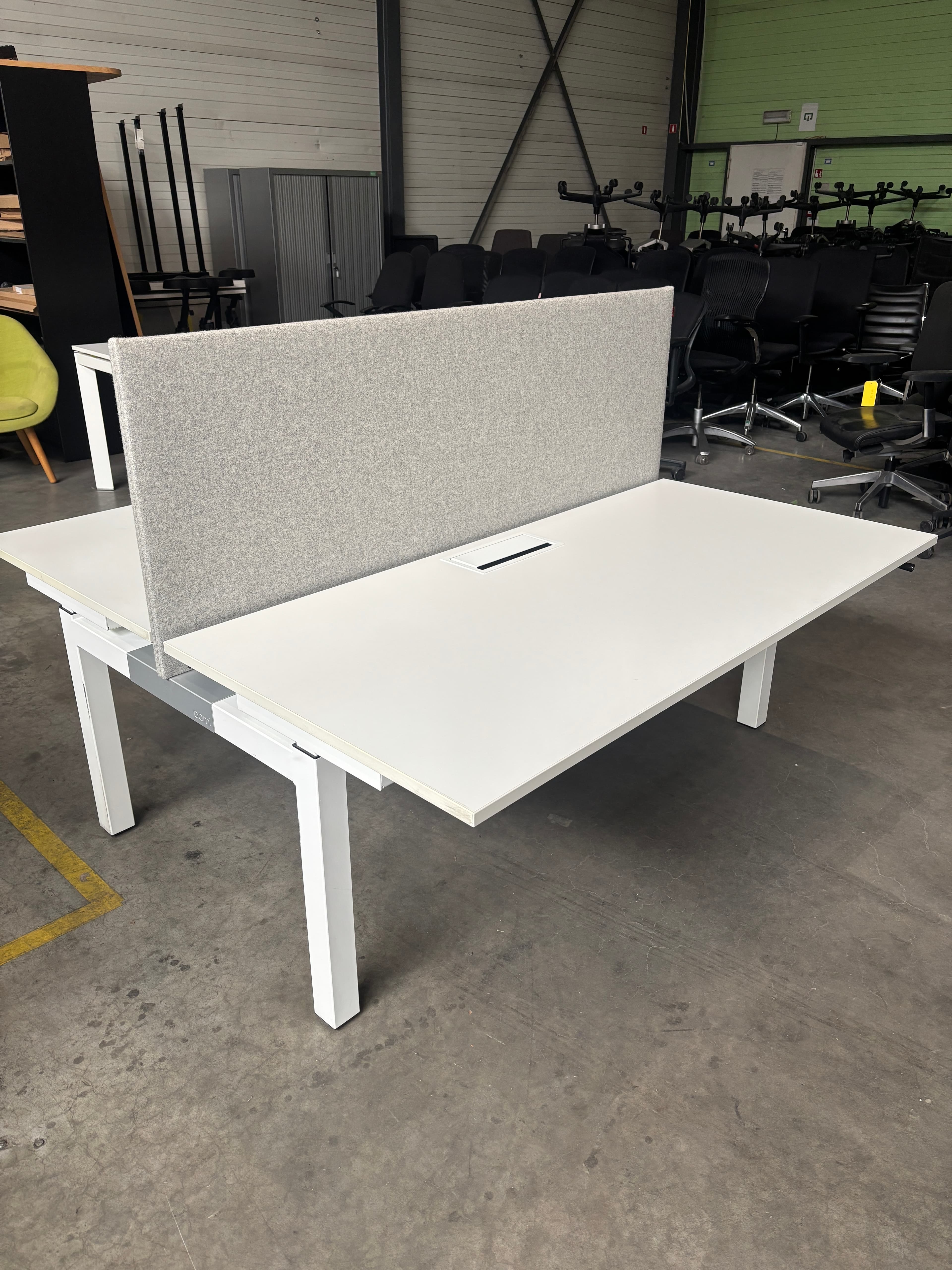 160cm PAMI wit duobureau met grijs/beige scheidingswand en toegang bovenaan-3