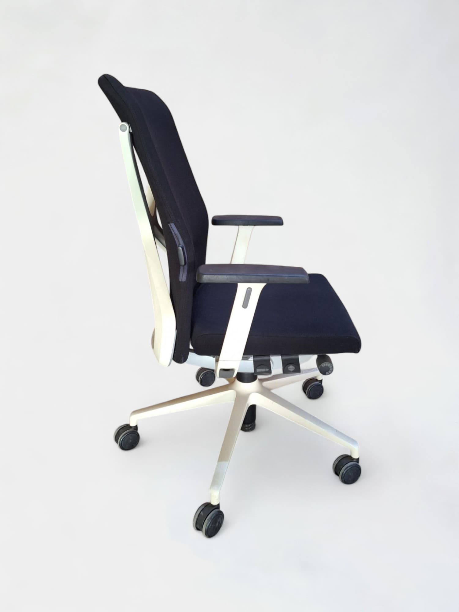 Sedus office chair with white legs-2