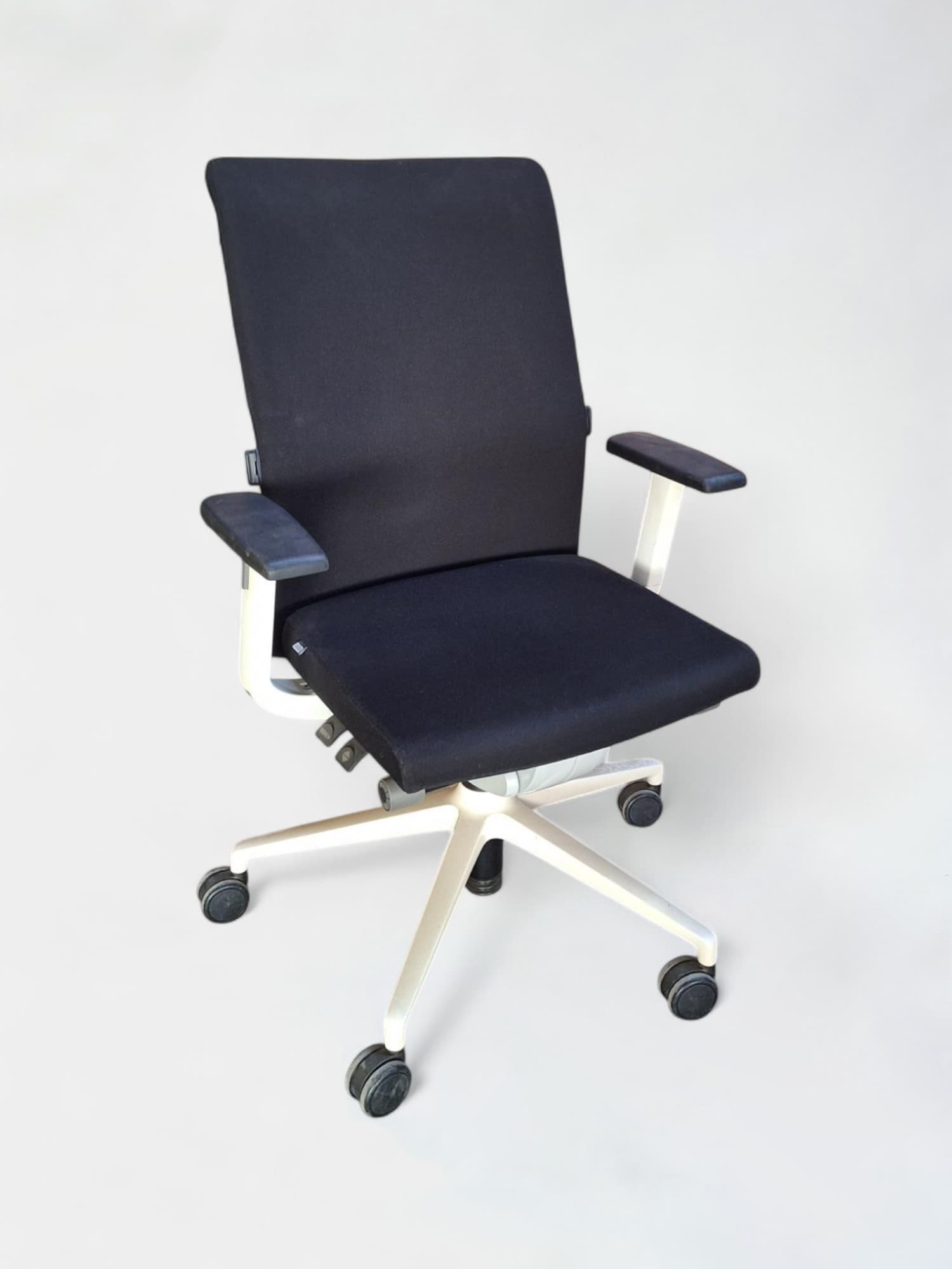 Sedus office chair with white legs-0