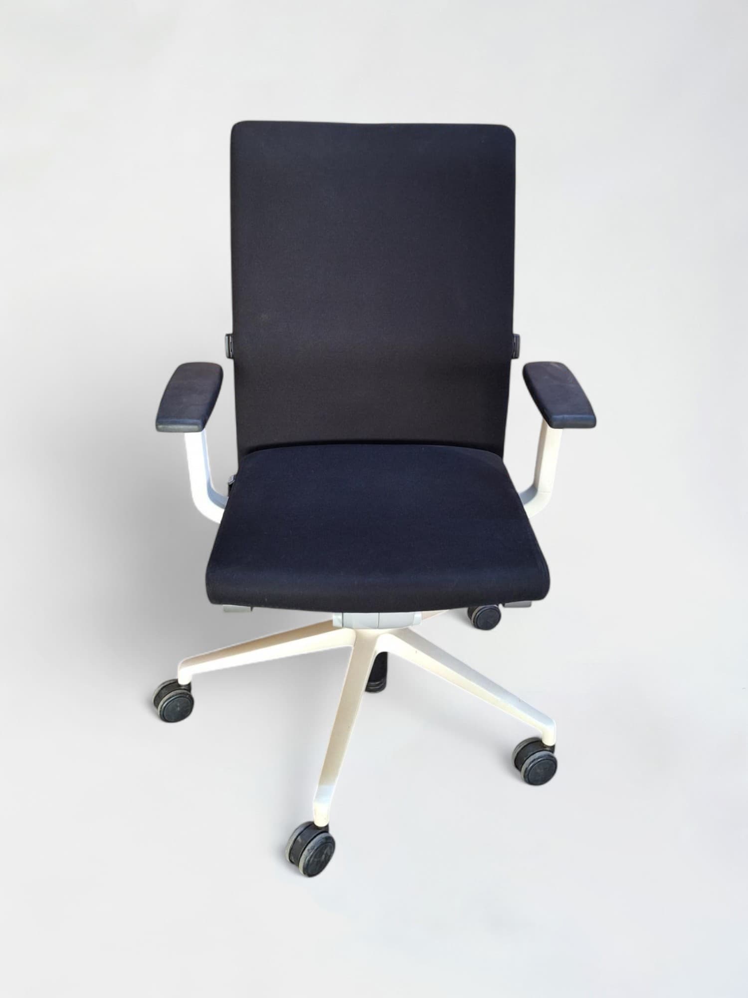 Sedus office chair with white legs-1