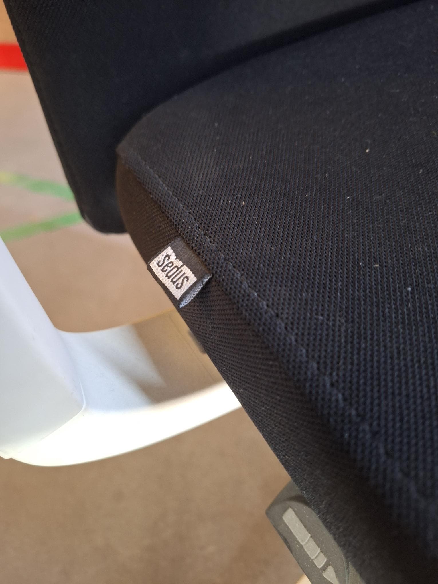 Sedus office chair with white legs-4