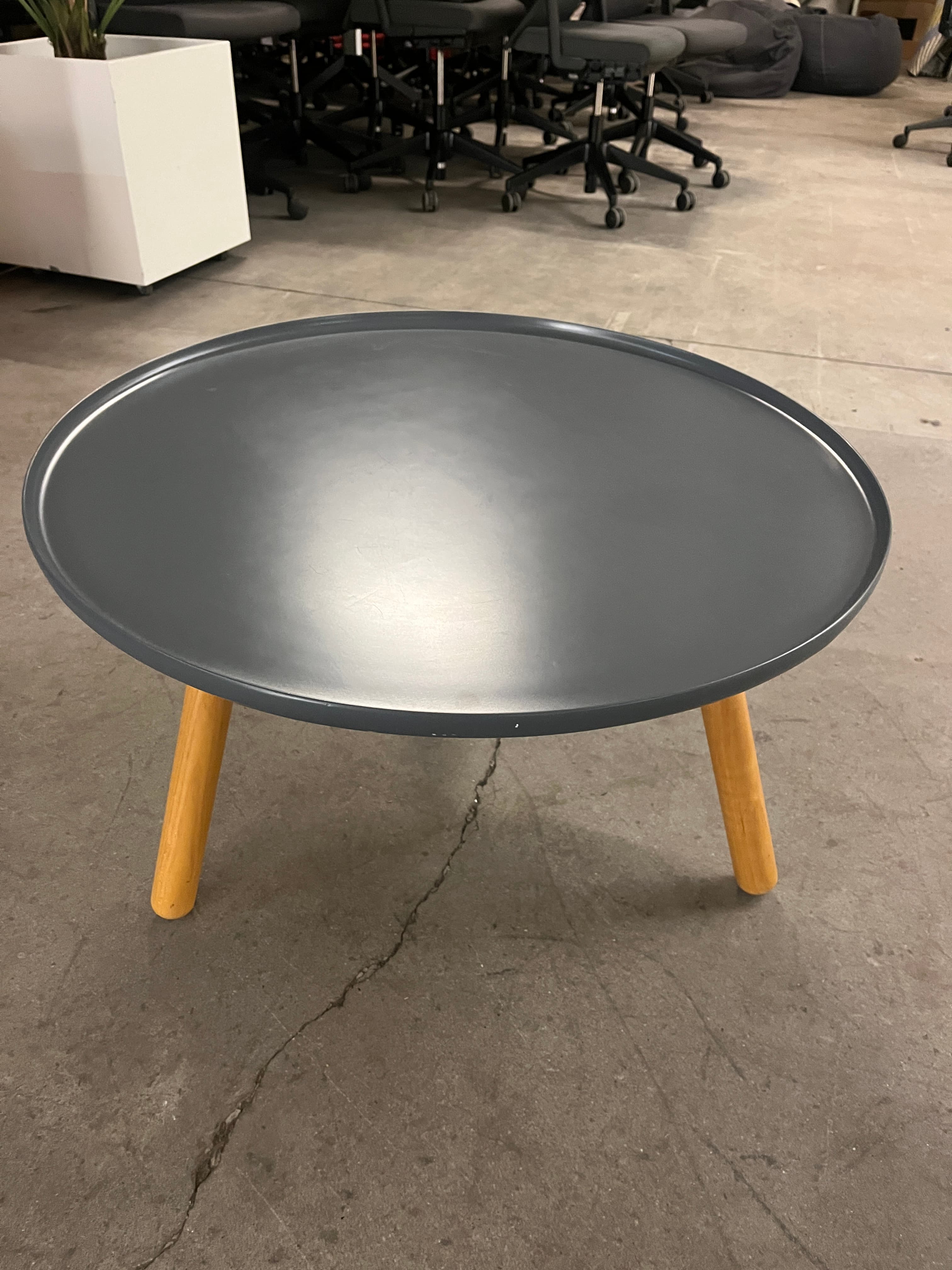 Normann grijze salontafel op houten poten-1